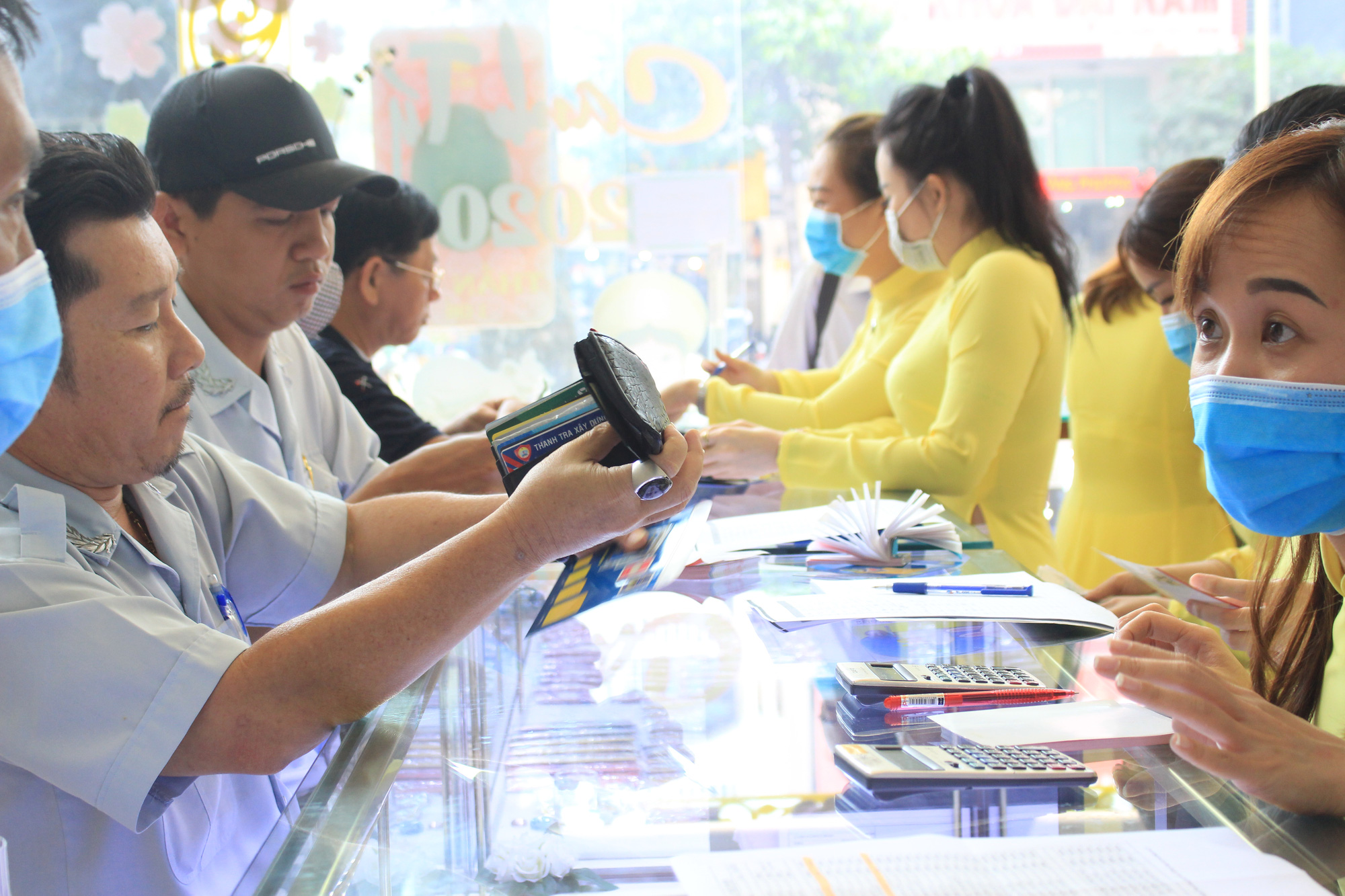 Chuyện lạ ngày vía Thần tài, giá vàng liên tục giảm, người người đổ xô đi mua vàng cầu may - Ảnh 8. Chuyện lạ ngày vía Thần tài, giá vàng liên tục giảm, người người đổ xô đi mua vàng cầu may - Ảnh 8.