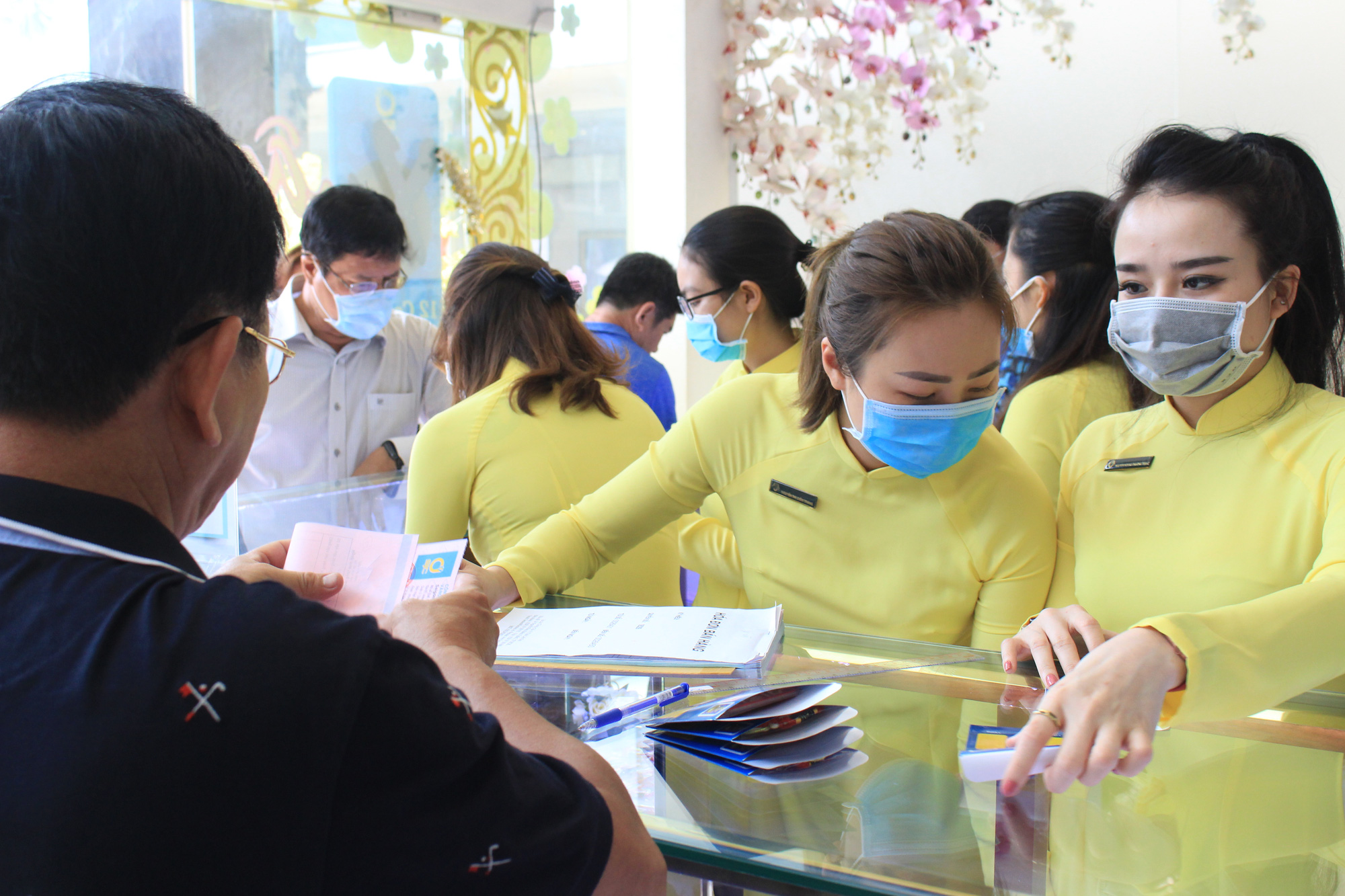 Chuyện lạ ngày vía Thần tài, giá vàng liên tục giảm, người người đổ xô đi mua vàng cầu may - Ảnh 13. Chuyện lạ ngày vía Thần tài, giá vàng liên tục giảm, người người đổ xô đi mua vàng cầu may - Ảnh 13.