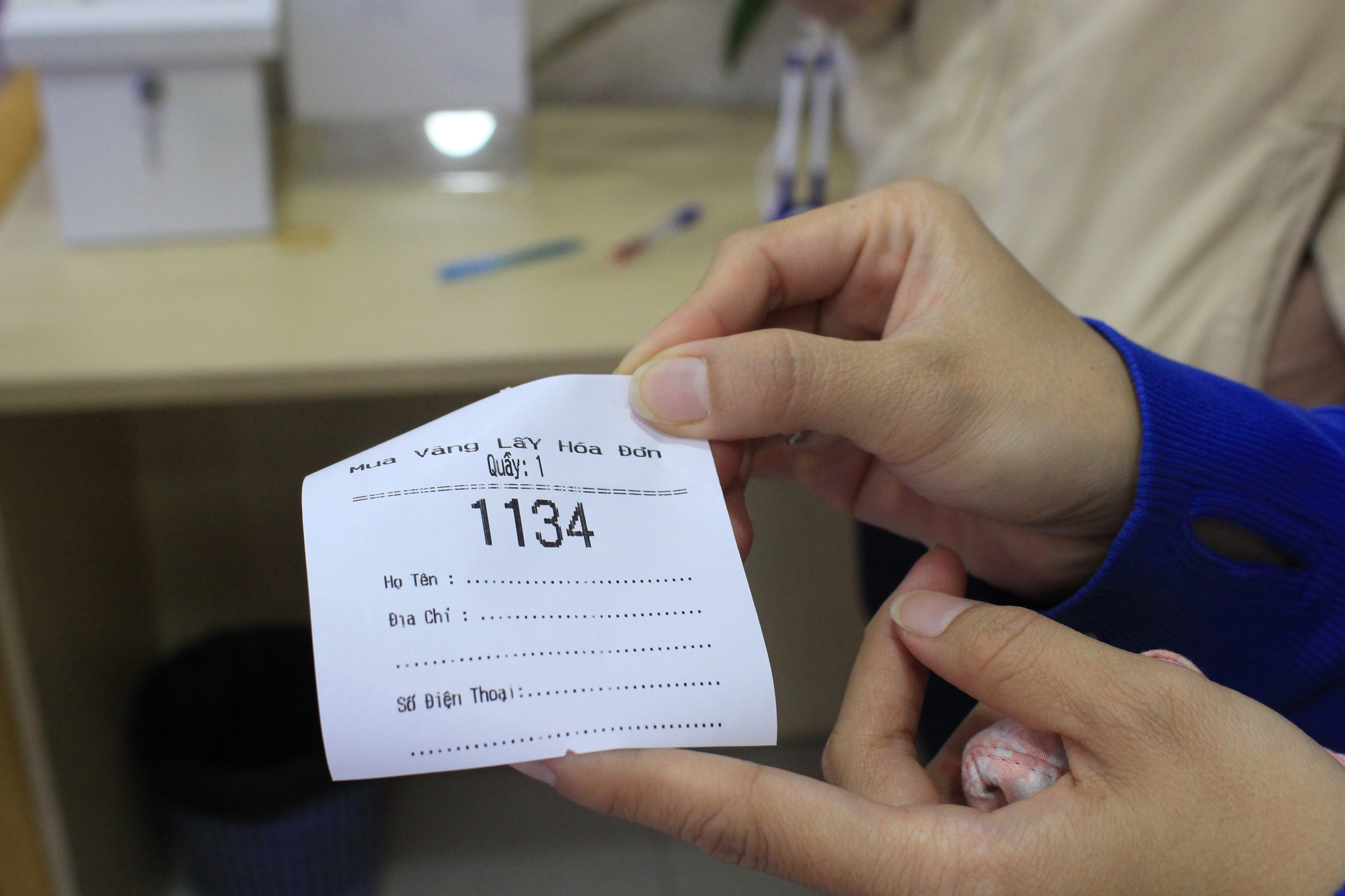 Người Sài Gòn ùn ùn xếp hàng, bốc số mua vàng ngày Thần tài để cầu may đầu năm - Ảnh 8. Người Sài Gòn ùn ùn xếp hàng, bốc số mua vàng ngày Thần tài để cầu may đầu năm - Ảnh 8.