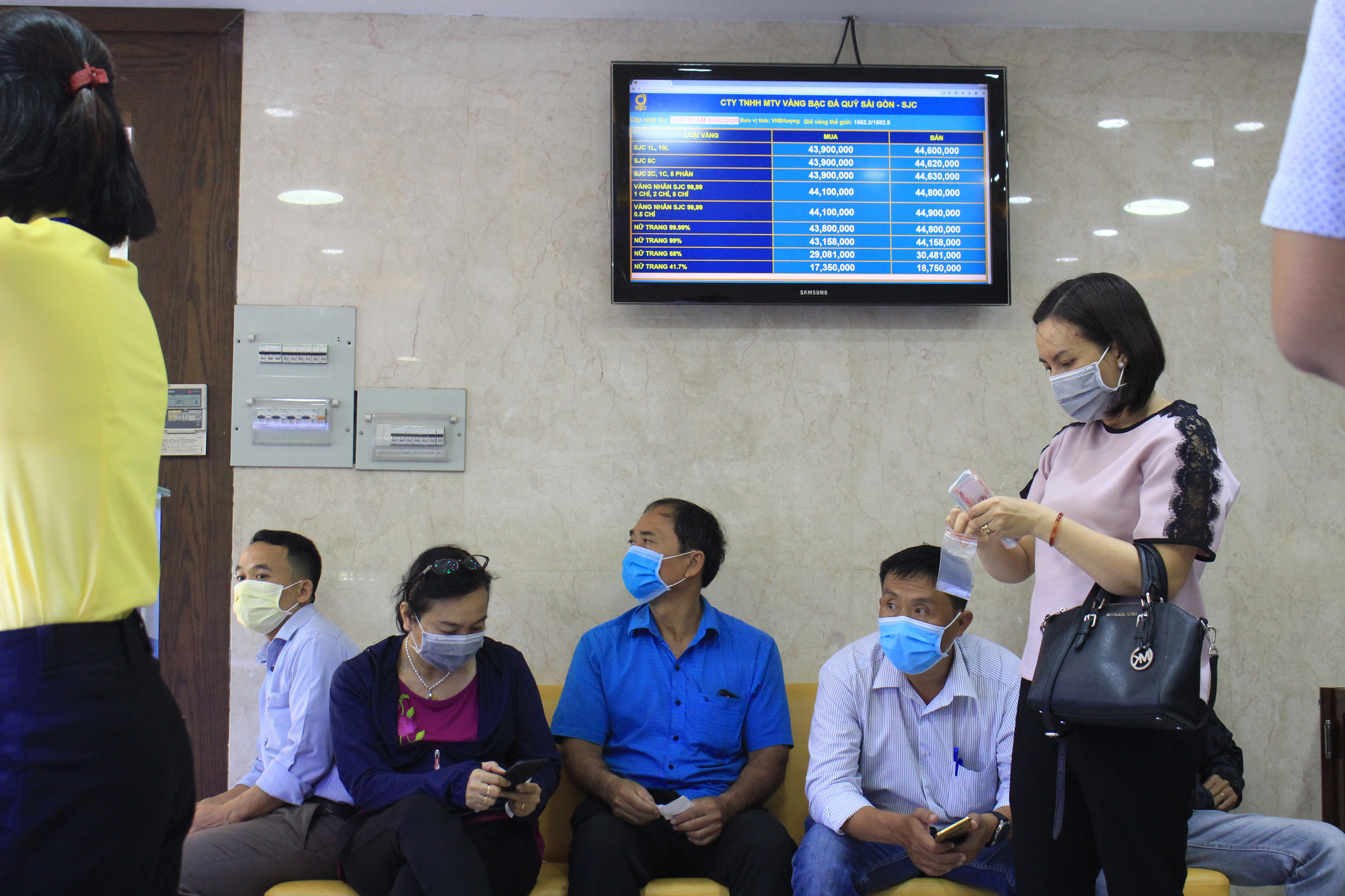 Người Sài Gòn ùn ùn xếp hàng, bốc số mua vàng ngày Thần tài để cầu may đầu năm - Ảnh 9. Người Sài Gòn ùn ùn xếp hàng, bốc số mua vàng ngày Thần tài để cầu may đầu năm - Ảnh 9.