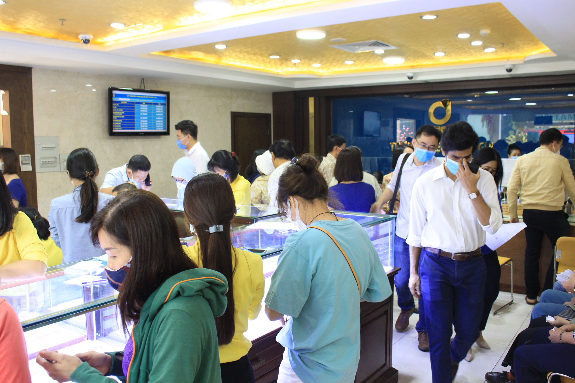 Người Sài Gòn ùn ùn xếp hàng, bốc số mua vàng ngày Thần tài để cầu may đầu năm - Ảnh 1. Người Sài Gòn ùn ùn xếp hàng, bốc số mua vàng ngày Thần tài để cầu may đầu năm - Ảnh 1.