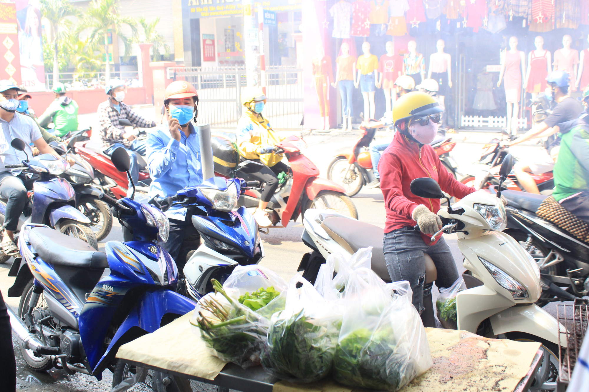 Chuẩn bị 3,5 tấn cá lóc nướng ngày vía Thần tài nhưng vẫn lo không đủ bán ở Sài Gòn - Ảnh 12. Chuẩn bị 3,5 tấn cá lóc nướng ngày vía Thần tài nhưng vẫn lo không đủ bán ở Sài Gòn - Ảnh 12.
