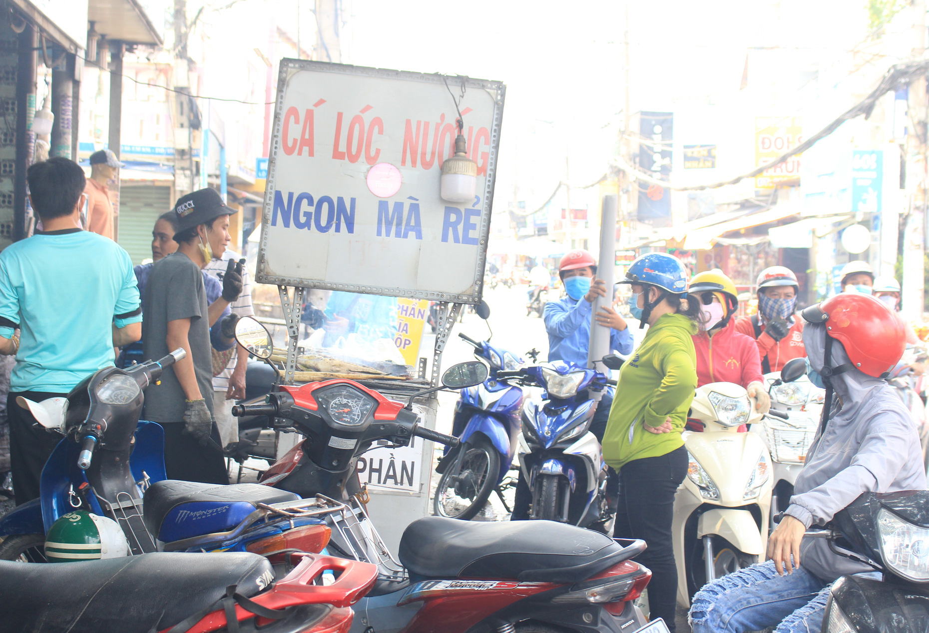 Chuẩn bị 3,5 tấn cá lóc nướng ngày vía Thần tài nhưng vẫn lo không đủ bán ở Sài Gòn - Ảnh 2. Chuẩn bị 3,5 tấn cá lóc nướng ngày vía Thần tài nhưng vẫn lo không đủ bán ở Sài Gòn - Ảnh 2.