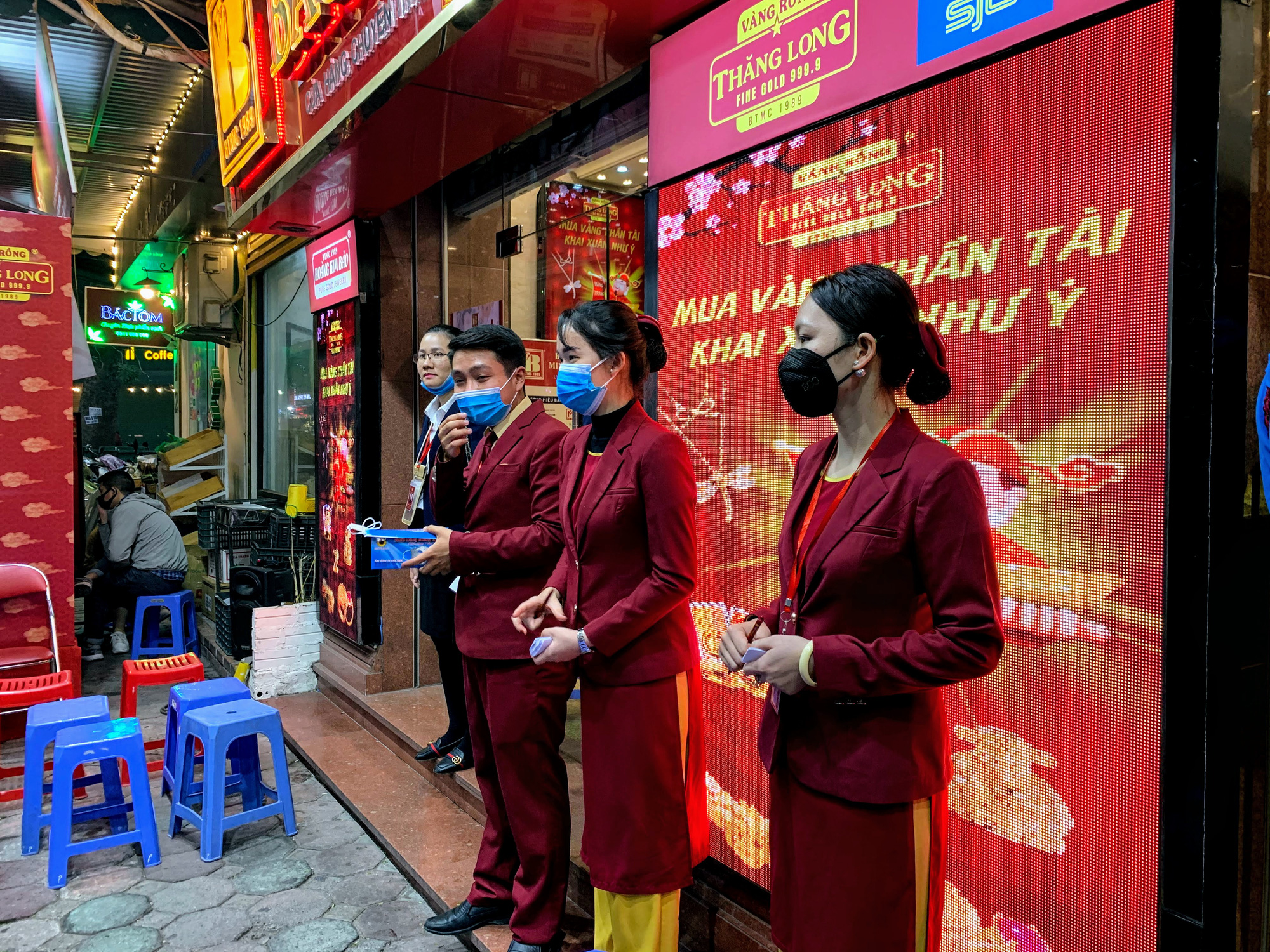 Phố vàng Hà Nội lặng lẽ trong ngày Vía thần Tài - Ảnh 11. Phố vàng Hà Nội lặng lẽ trong ngày Vía thần Tài - Ảnh 11.