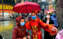 Kì lạ: Phố vàng Hà Nội sắp ghế chờ khách sáng ngày Vía Thần Tài, không còn cảnh xếp hàng chờ mua
