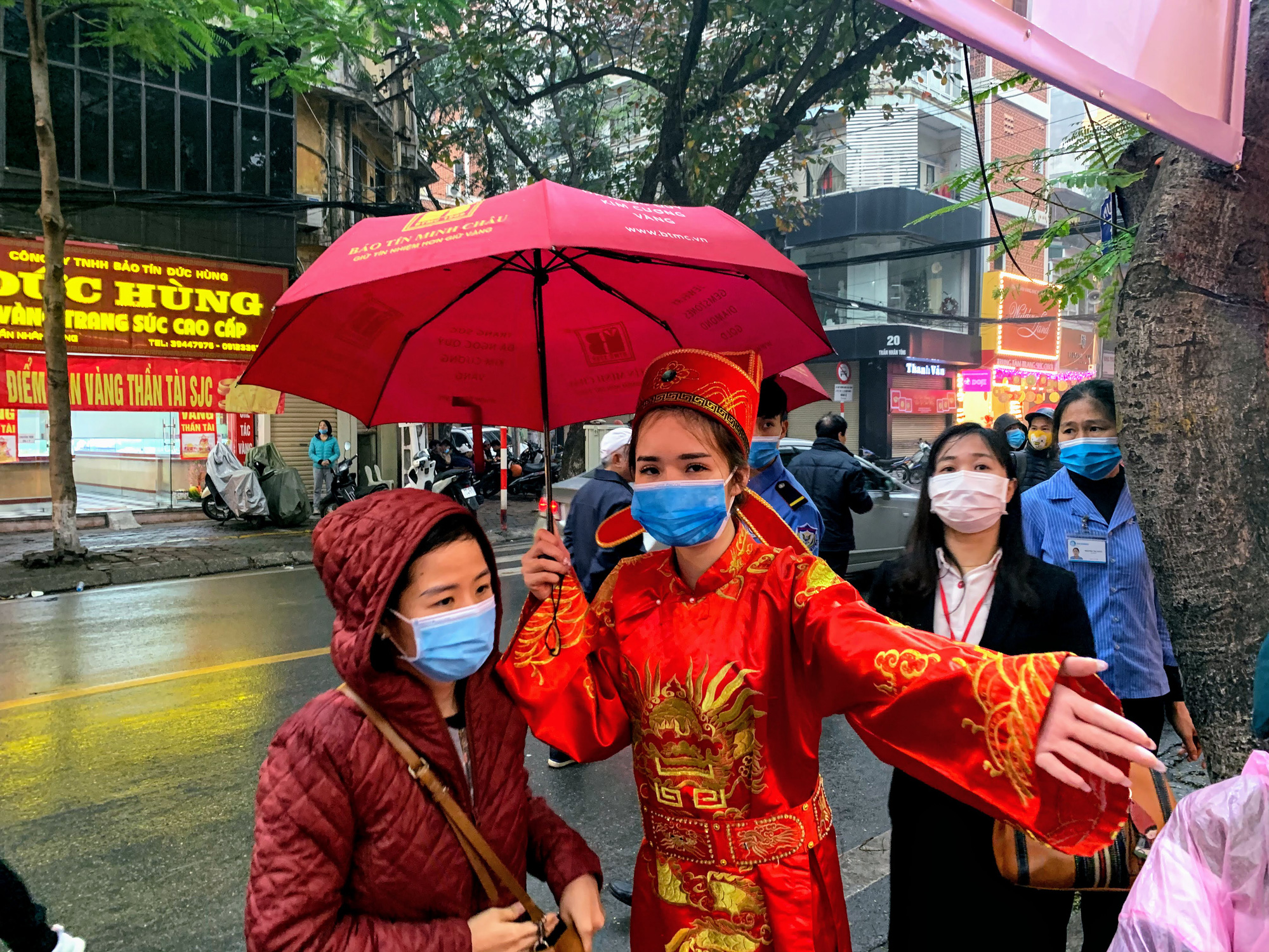 Phố vàng Hà Nội lặng lẽ trong ngày Vía thần Tài - Ảnh 9. Phố vàng Hà Nội lặng lẽ trong ngày Vía thần Tài - Ảnh 9.
