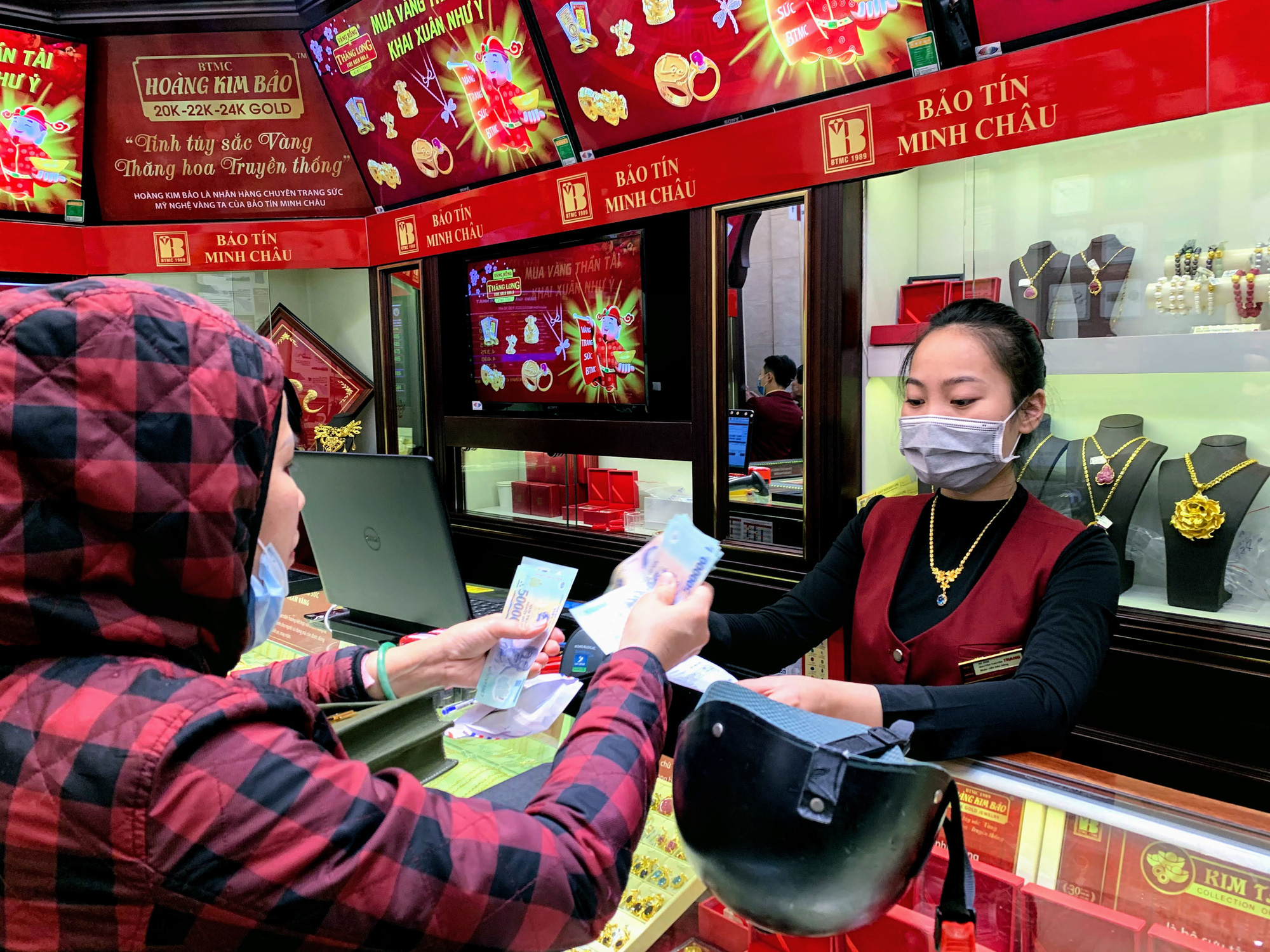 Tiệm vàng tặng khẩu trang cao cấp, áo mưa, nước rửa tay, thần tài xuống đường phát tờ rơi,... để lôi kéo khách hàng trong ngày Vía thần Tài - Ảnh 10. Tiệm vàng tặng khẩu trang cao cấp, áo mưa, nước rửa tay, thần tài xuống đường phát tờ rơi,... để lôi kéo khách hàng trong ngày Vía thần Tài - Ảnh 10.