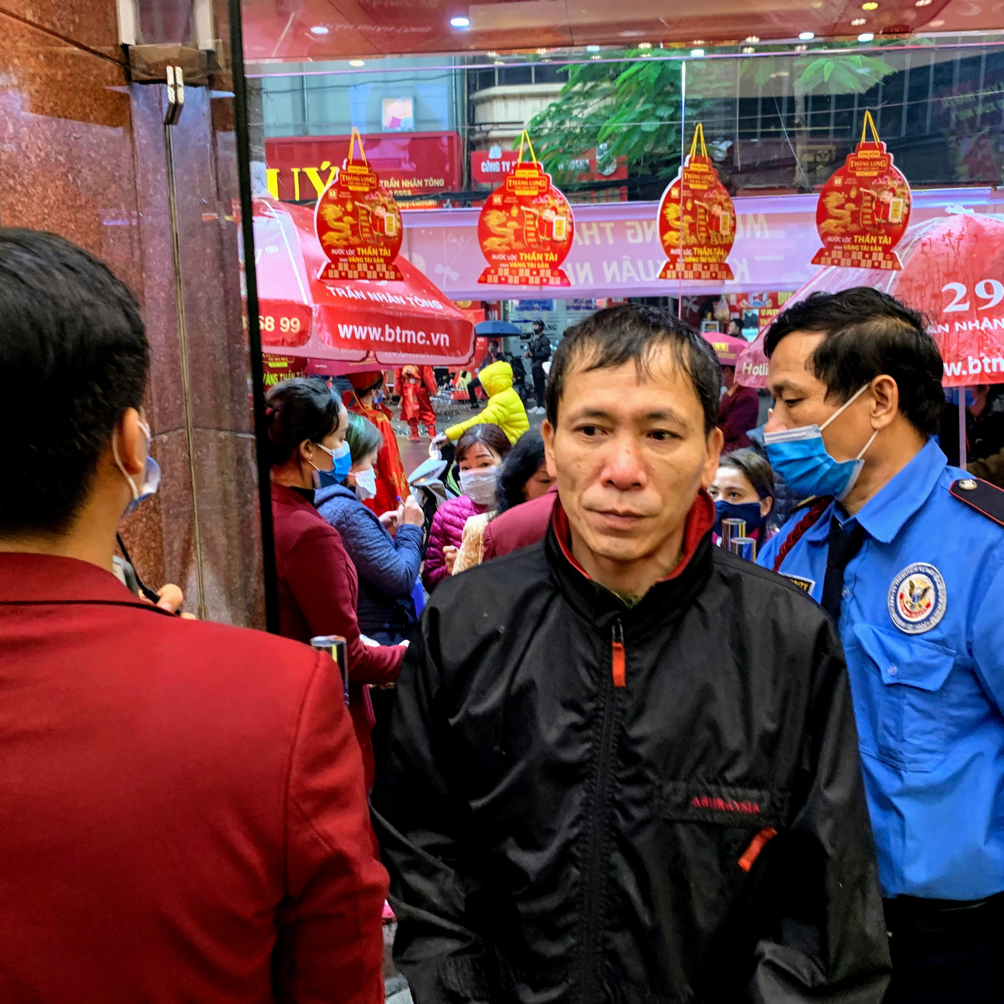Nhân viên hàng vàng tràn xuống đường che mưa, đón khách mua vàng ngày Vía Thần Tài - Ảnh 5. Nhân viên hàng vàng tràn xuống đường che mưa, đón khách mua vàng ngày Vía Thần Tài - Ảnh 5.