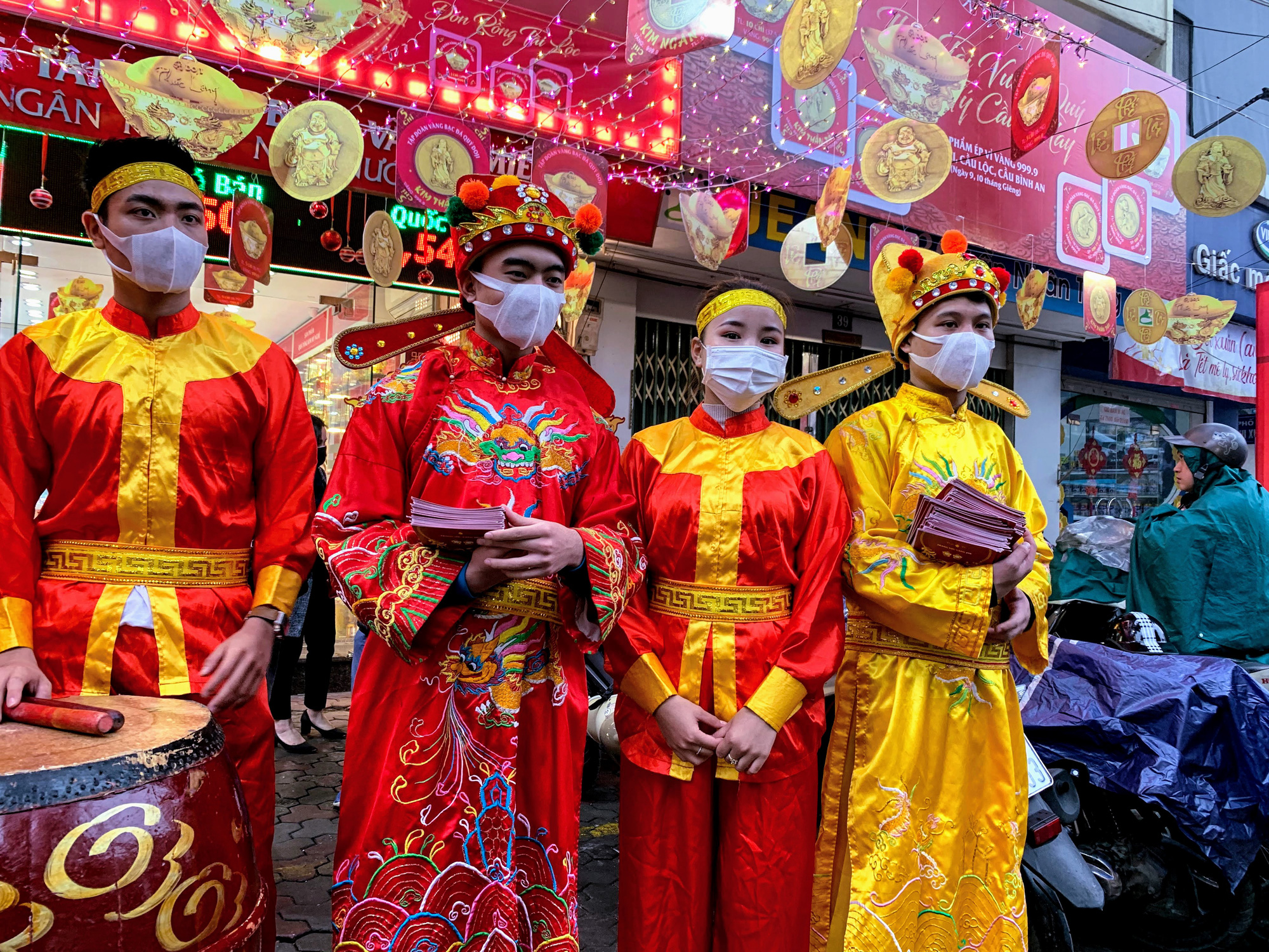 Tiệm vàng tặng khẩu trang cao cấp, áo mưa, nước rửa tay, thần tài xuống đường phát tờ rơi,... để lôi kéo khách hàng trong ngày Vía thần Tài - Ảnh 3. Tiệm vàng tặng khẩu trang cao cấp, áo mưa, nước rửa tay, thần tài xuống đường phát tờ rơi,... để lôi kéo khách hàng trong ngày Vía thần Tài - Ảnh 3.