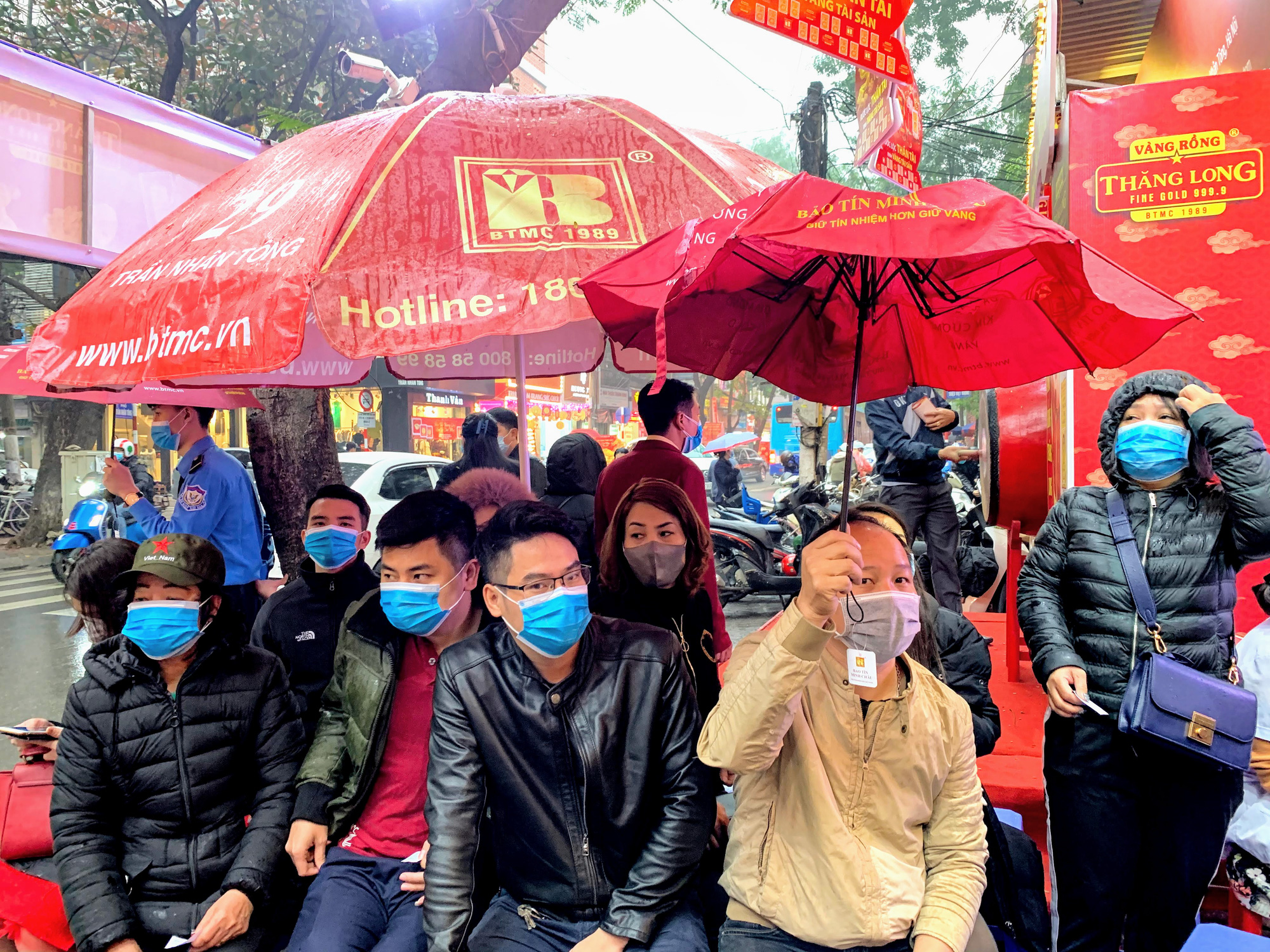 Giữa tâm dịch corona, bay từ Sài Gòn ra Hà Nội, đội mưa để đi mua vàng trong ngày Vía thần Tài - Ảnh 3. Giữa tâm dịch corona, bay từ Sài Gòn ra Hà Nội, đội mưa để đi mua vàng trong ngày Vía thần Tài - Ảnh 3.