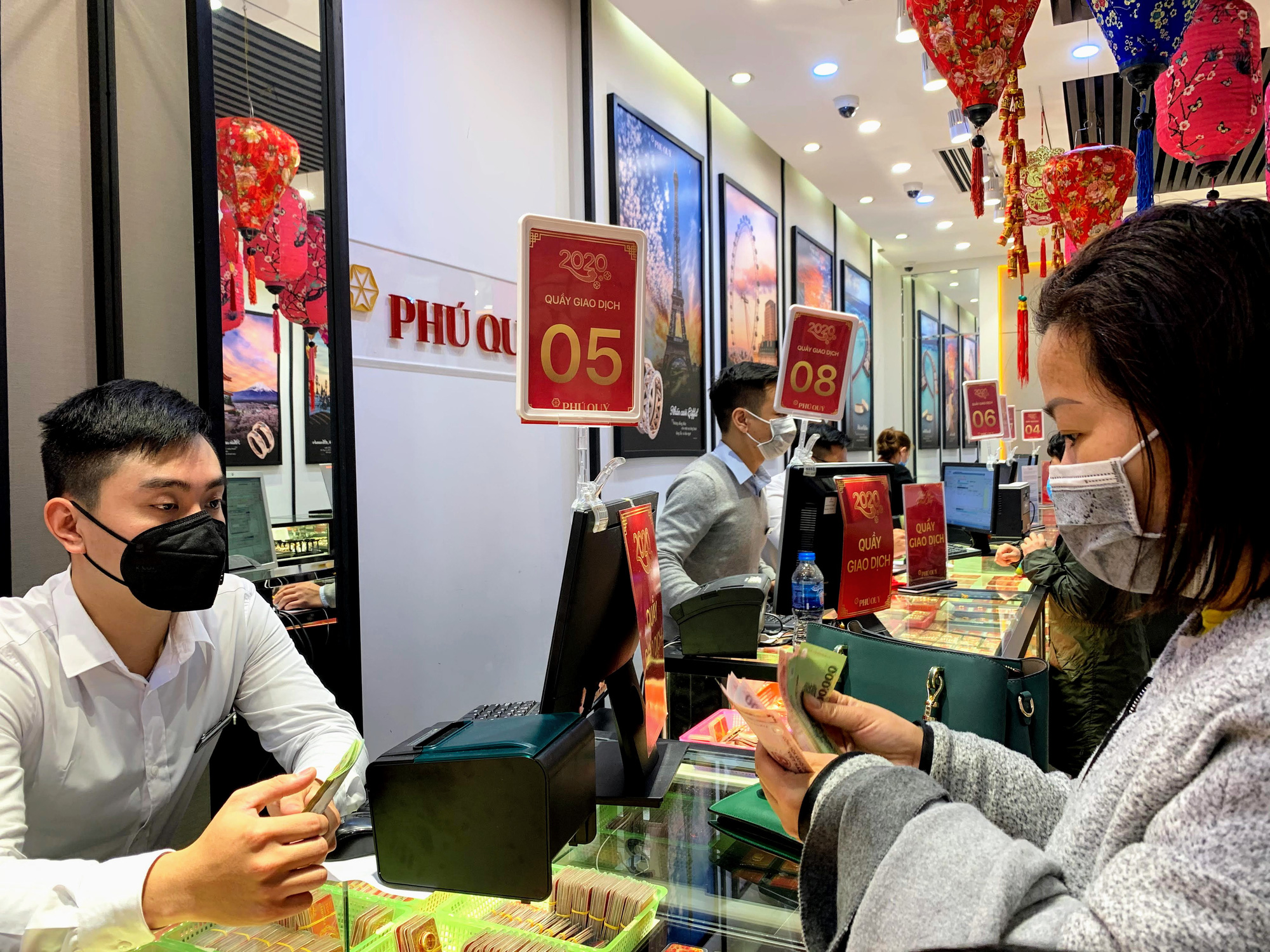 Nhân viên hàng vàng tràn xuống đường che mưa, đón khách mua vàng ngày Vía Thần Tài - Ảnh 12. Nhân viên hàng vàng tràn xuống đường che mưa, đón khách mua vàng ngày Vía Thần Tài - Ảnh 12.