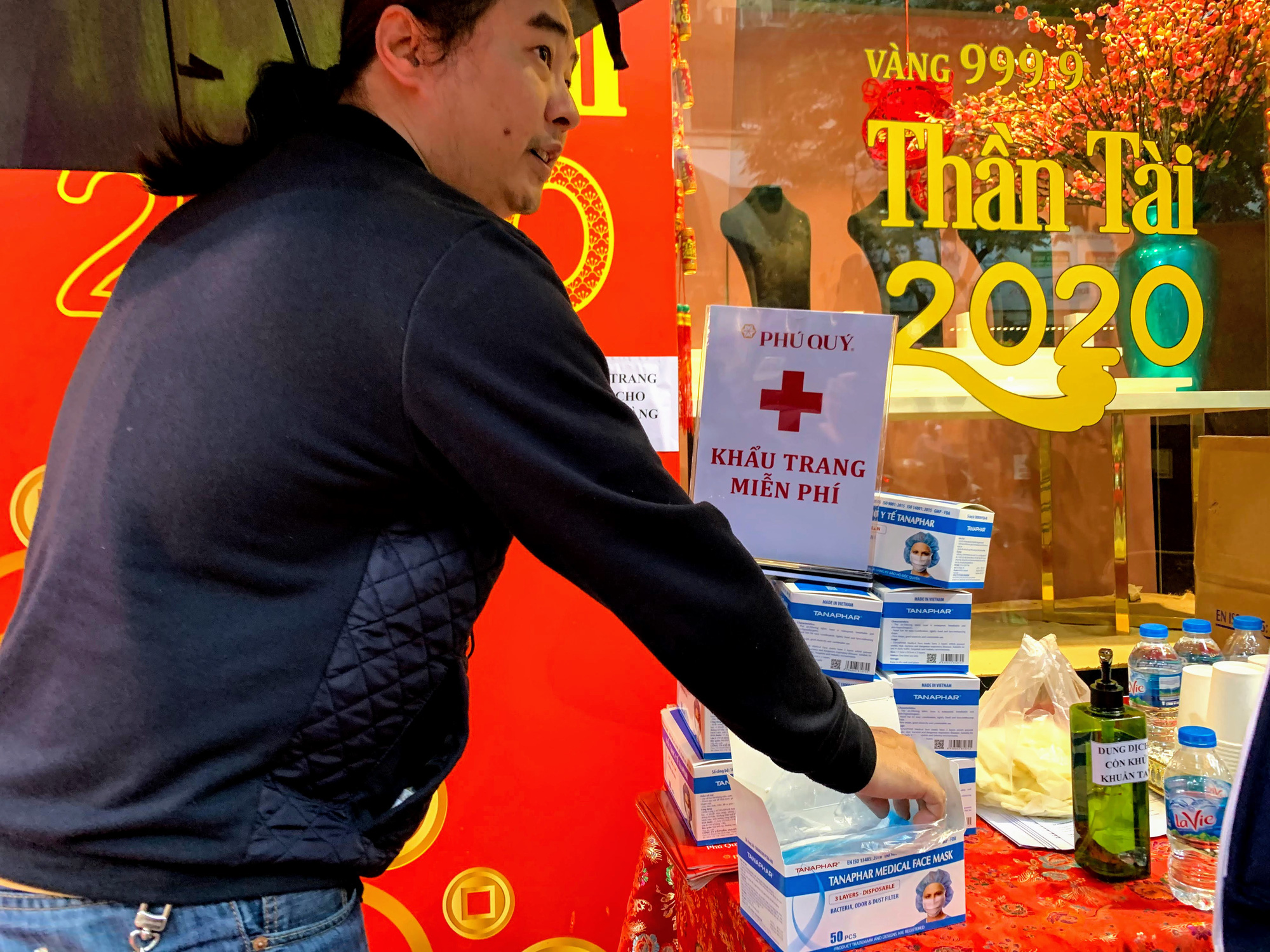Tiệm vàng tặng khẩu trang cao cấp, áo mưa, nước rửa tay, thần tài xuống đường phát tờ rơi,... để lôi kéo khách hàng trong ngày Vía thần Tài - Ảnh 9. Tiệm vàng tặng khẩu trang cao cấp, áo mưa, nước rửa tay, thần tài xuống đường phát tờ rơi,... để lôi kéo khách hàng trong ngày Vía thần Tài - Ảnh 9.