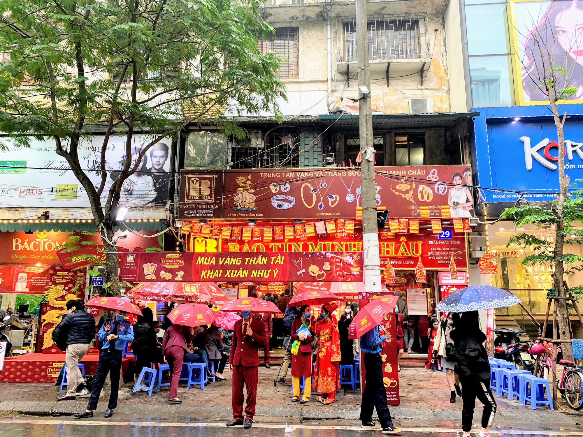 Giữa tâm dịch corona, bay từ Sài Gòn ra Hà Nội, đội mưa để đi mua vàng trong ngày Vía thần Tài - Ảnh 6. Giữa tâm dịch corona, bay từ Sài Gòn ra Hà Nội, đội mưa để đi mua vàng trong ngày Vía thần Tài - Ảnh 6.