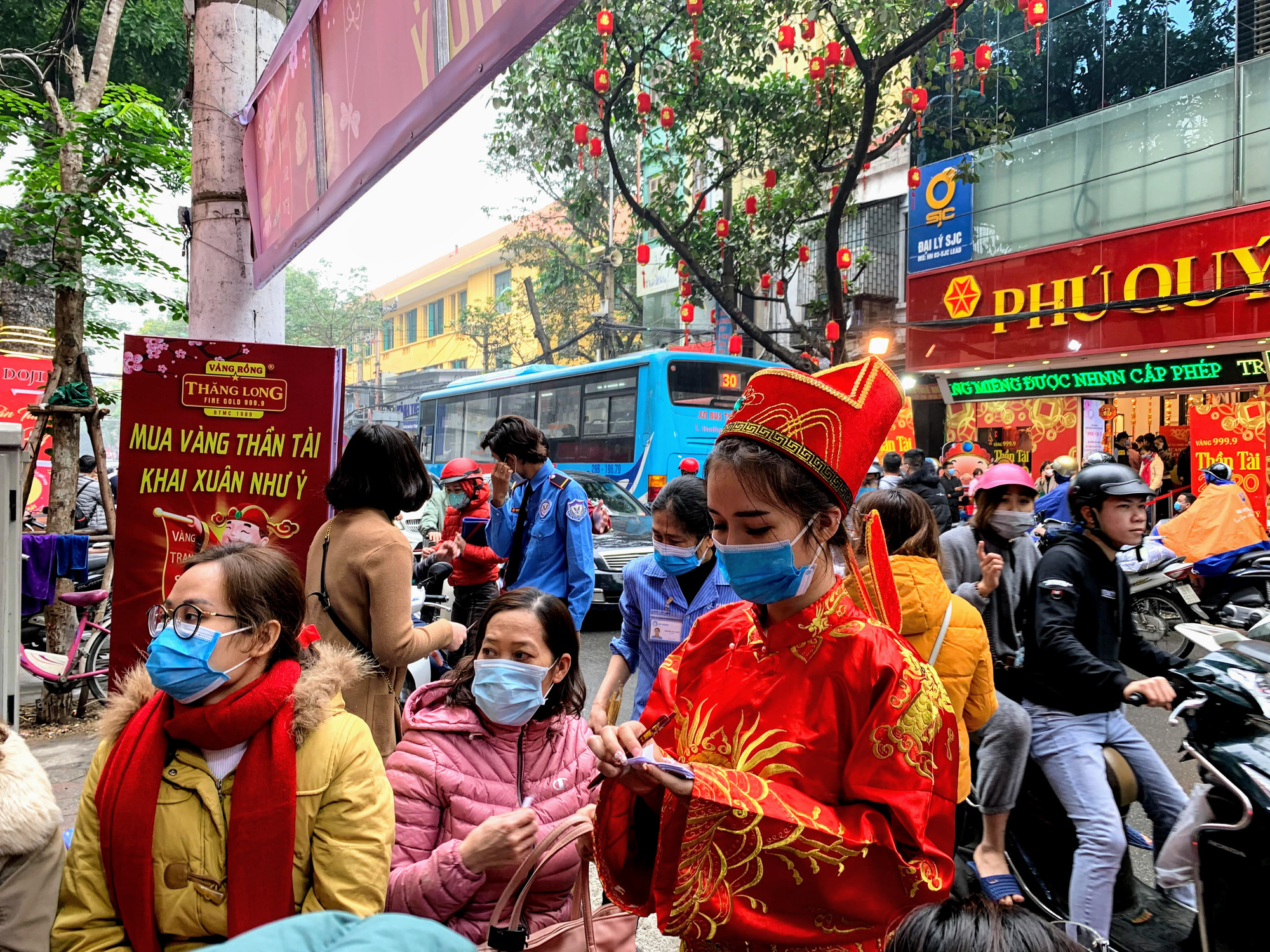 Tiệm vàng tặng khẩu trang cao cấp, áo mưa, nước rửa tay, thần tài xuống đường phát tờ rơi,... để lôi kéo khách hàng trong ngày Vía thần Tài - Ảnh 7. Tiệm vàng tặng khẩu trang cao cấp, áo mưa, nước rửa tay, thần tài xuống đường phát tờ rơi,... để lôi kéo khách hàng trong ngày Vía thần Tài - Ảnh 7.