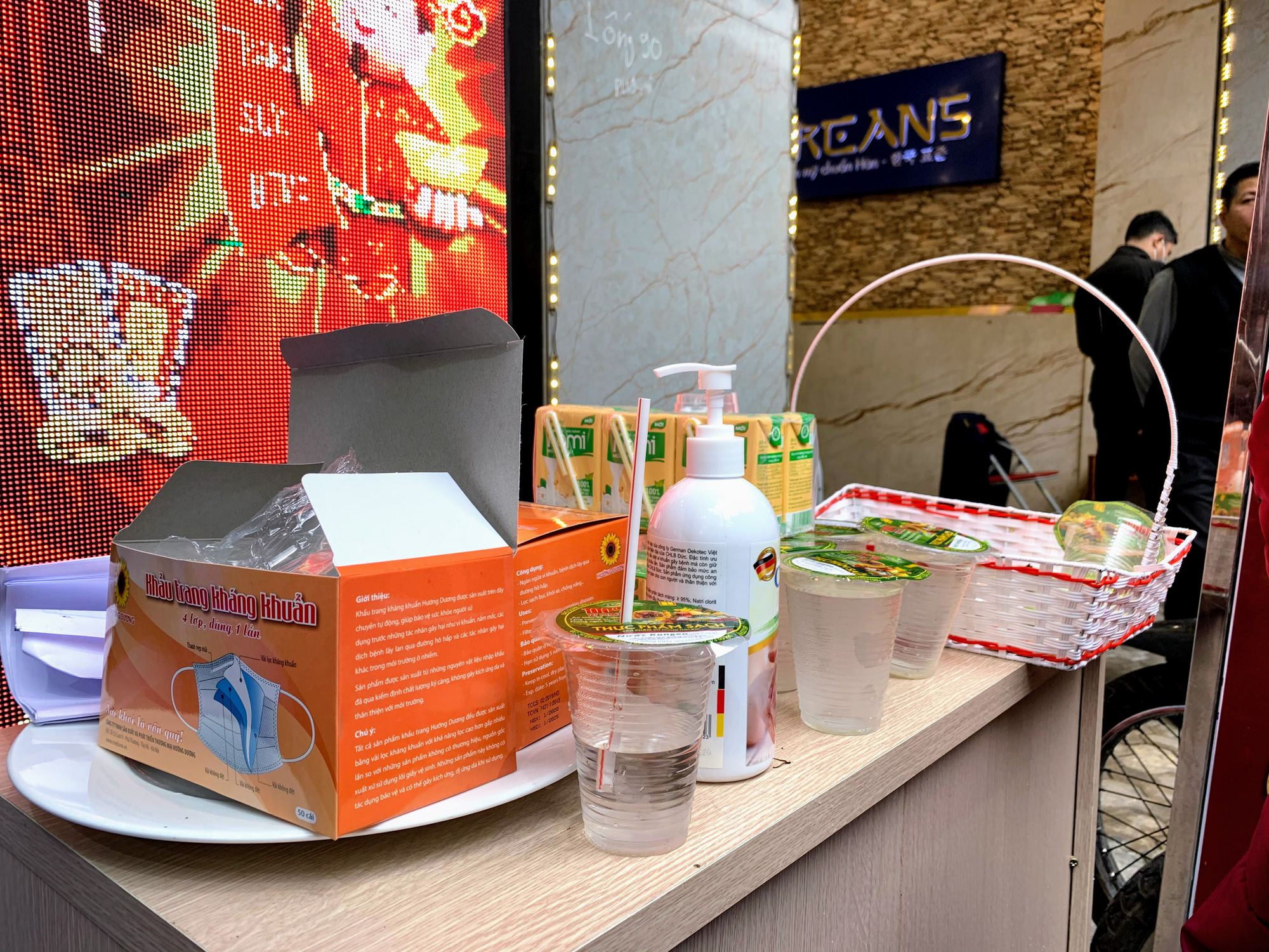 Tiệm vàng tặng khẩu trang cao cấp, áo mưa, nước rửa tay, thần tài xuống đường phát tờ rơi,... để lôi kéo khách hàng trong ngày Vía thần Tài - Ảnh 5. Tiệm vàng tặng khẩu trang cao cấp, áo mưa, nước rửa tay, thần tài xuống đường phát tờ rơi,... để lôi kéo khách hàng trong ngày Vía thần Tài - Ảnh 5.