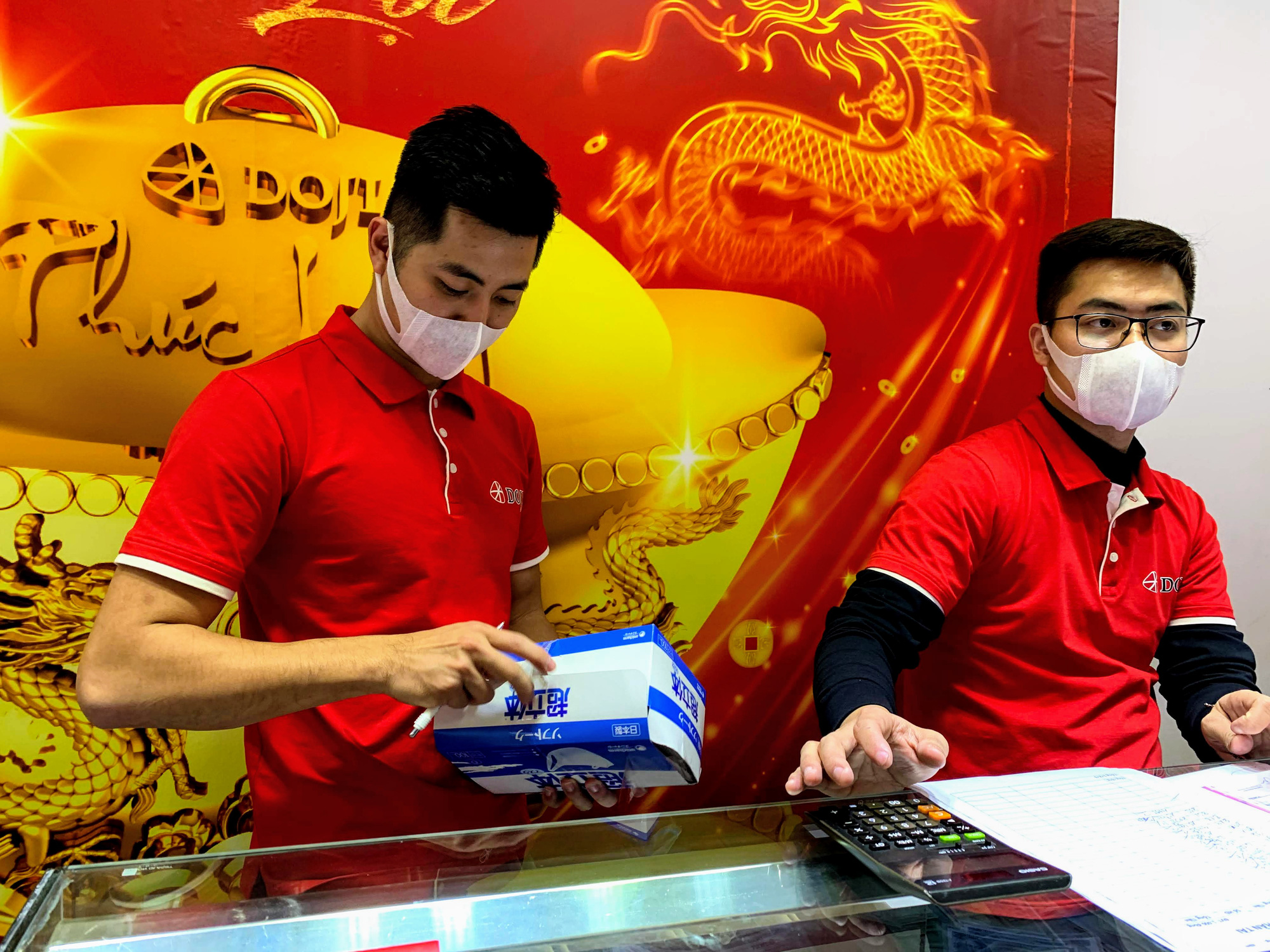 Tiệm vàng tặng khẩu trang cao cấp, áo mưa, nước rửa tay, thần tài xuống đường phát tờ rơi,... để lôi kéo khách hàng trong ngày Vía thần Tài - Ảnh 8. Tiệm vàng tặng khẩu trang cao cấp, áo mưa, nước rửa tay, thần tài xuống đường phát tờ rơi,... để lôi kéo khách hàng trong ngày Vía thần Tài - Ảnh 8.