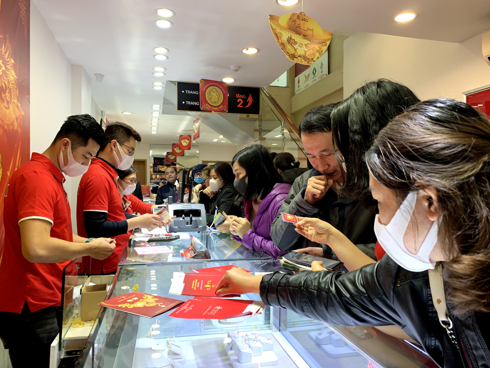Tiệm vàng tặng khẩu trang cao cấp, áo mưa, nước rửa tay, thần tài xuống đường phát tờ rơi,... để lôi kéo khách hàng trong ngày Vía thần Tài - Ảnh 14. Tiệm vàng tặng khẩu trang cao cấp, áo mưa, nước rửa tay, thần tài xuống đường phát tờ rơi,... để lôi kéo khách hàng trong ngày Vía thần Tài - Ảnh 14.