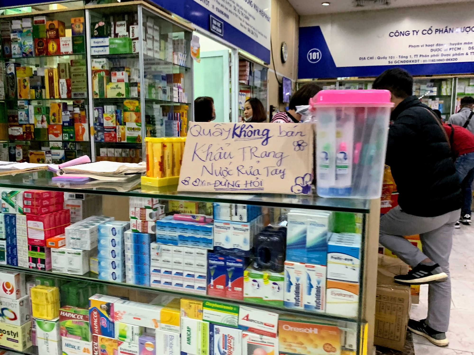 Xử phạt và đình chỉ hàng loạt nhà thuốc găm khẩu trang, báo hết không bán hoặc bán với giá cắt cổ - Ảnh 3.