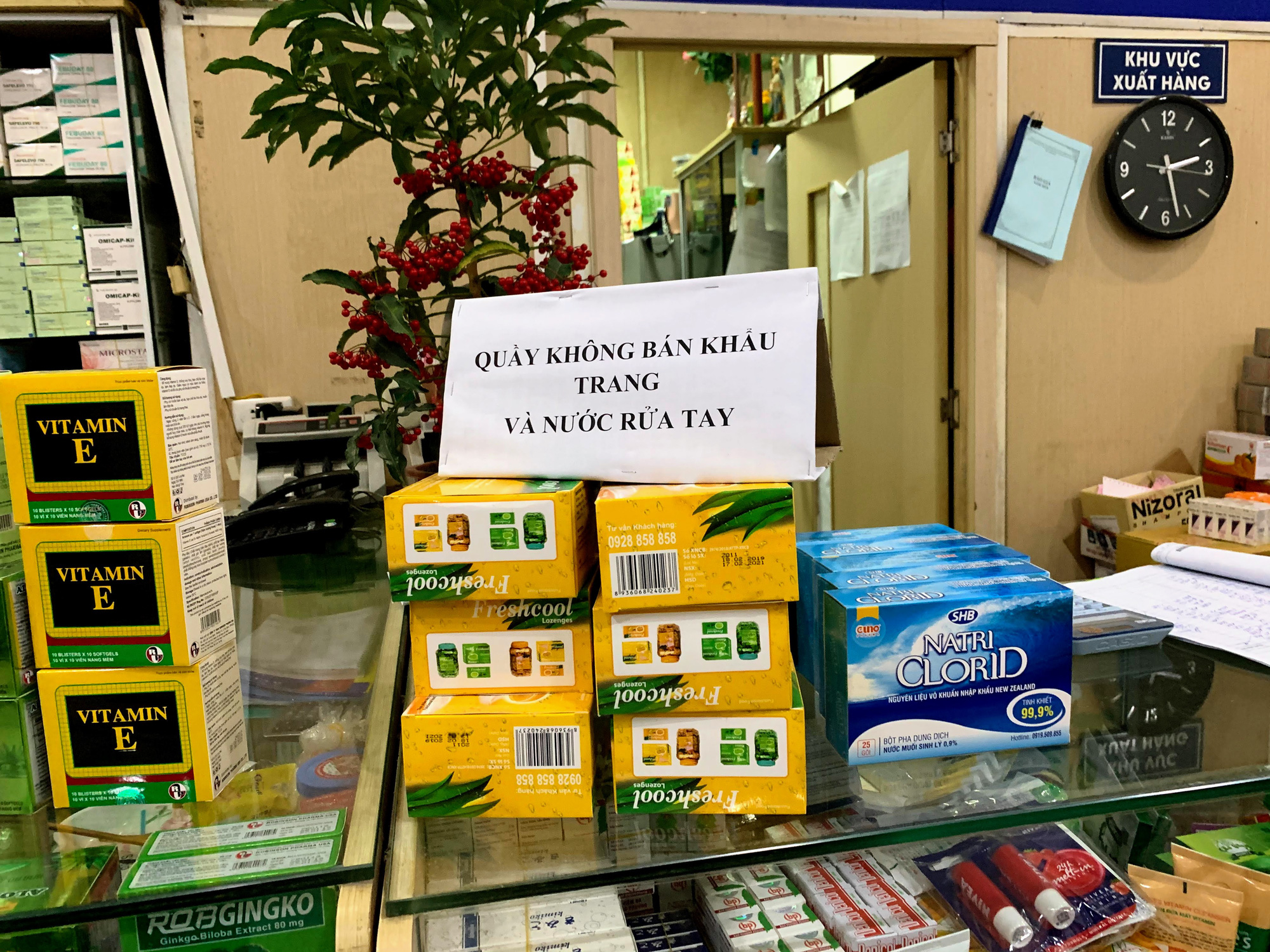 Bị Quản lí thị trường kiểm tra, các cửa hàng tại chợ thuốc Hapulico đồng loạt gỡ biển ‘không bán khẩu trang, nước rửa tay’ - Ảnh 1. Bị Quản lí thị trường kiểm tra, các cửa hàng tại chợ thuốc Hapulico đồng loạt gỡ biển ‘không bán khẩu trang, nước rửa tay’ - Ảnh 1.