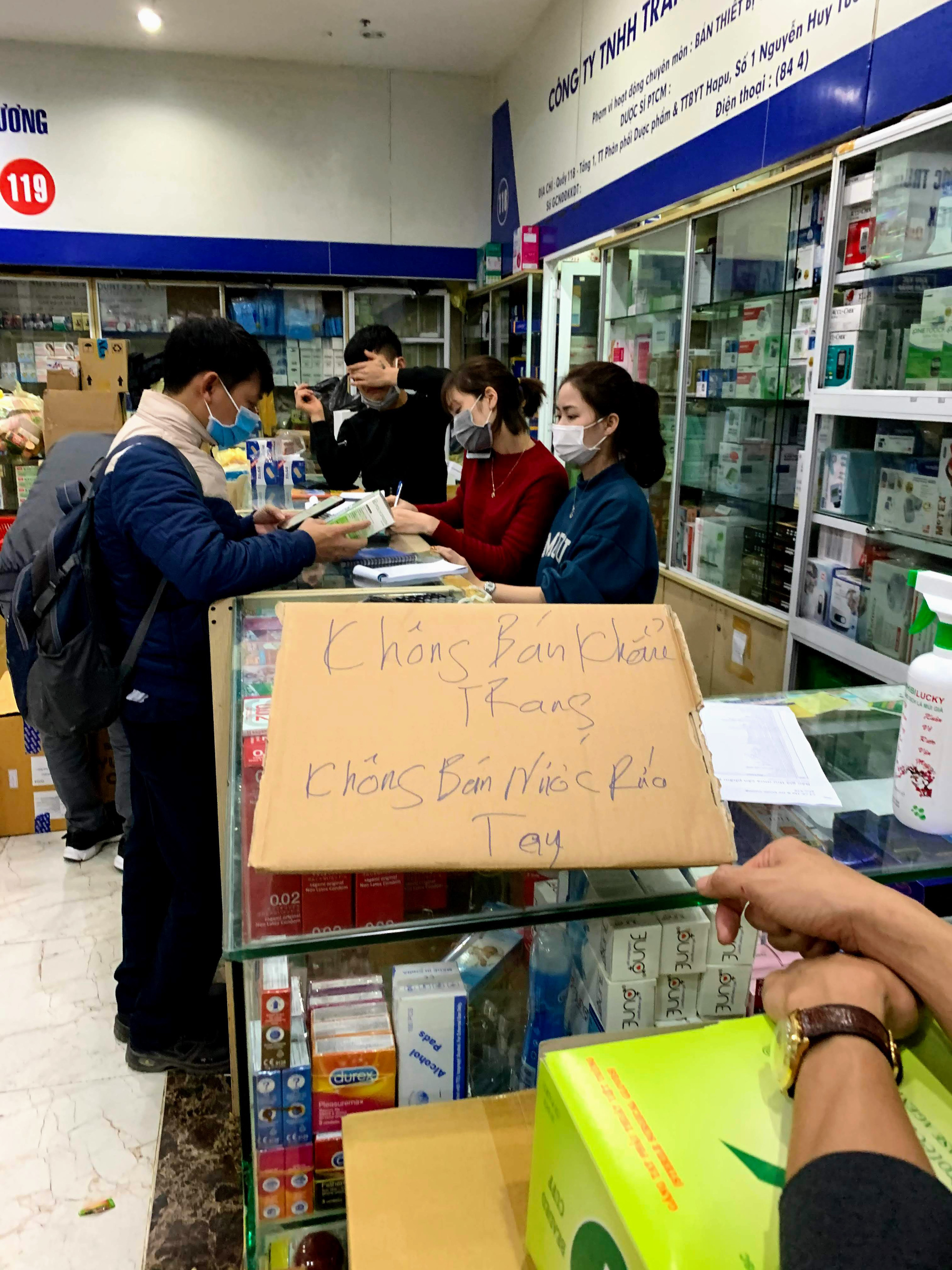 Cục trưởng Cục quản lí thị trường Hà Nội: Sẽ xử lí vụ việc chợ thuốc Hapulico đồng loạt treo biển ‘không bán khẩu trang, nước rửa tay, miễn hỏi’ - Ảnh 2. Cục trưởng Cục quản lí thị trường Hà Nội: Sẽ xử lí vụ việc chợ thuốc Hapulico đồng loạt treo biển ‘không bán khẩu trang, nước rửa tay, miễn hỏi’ - Ảnh 2.