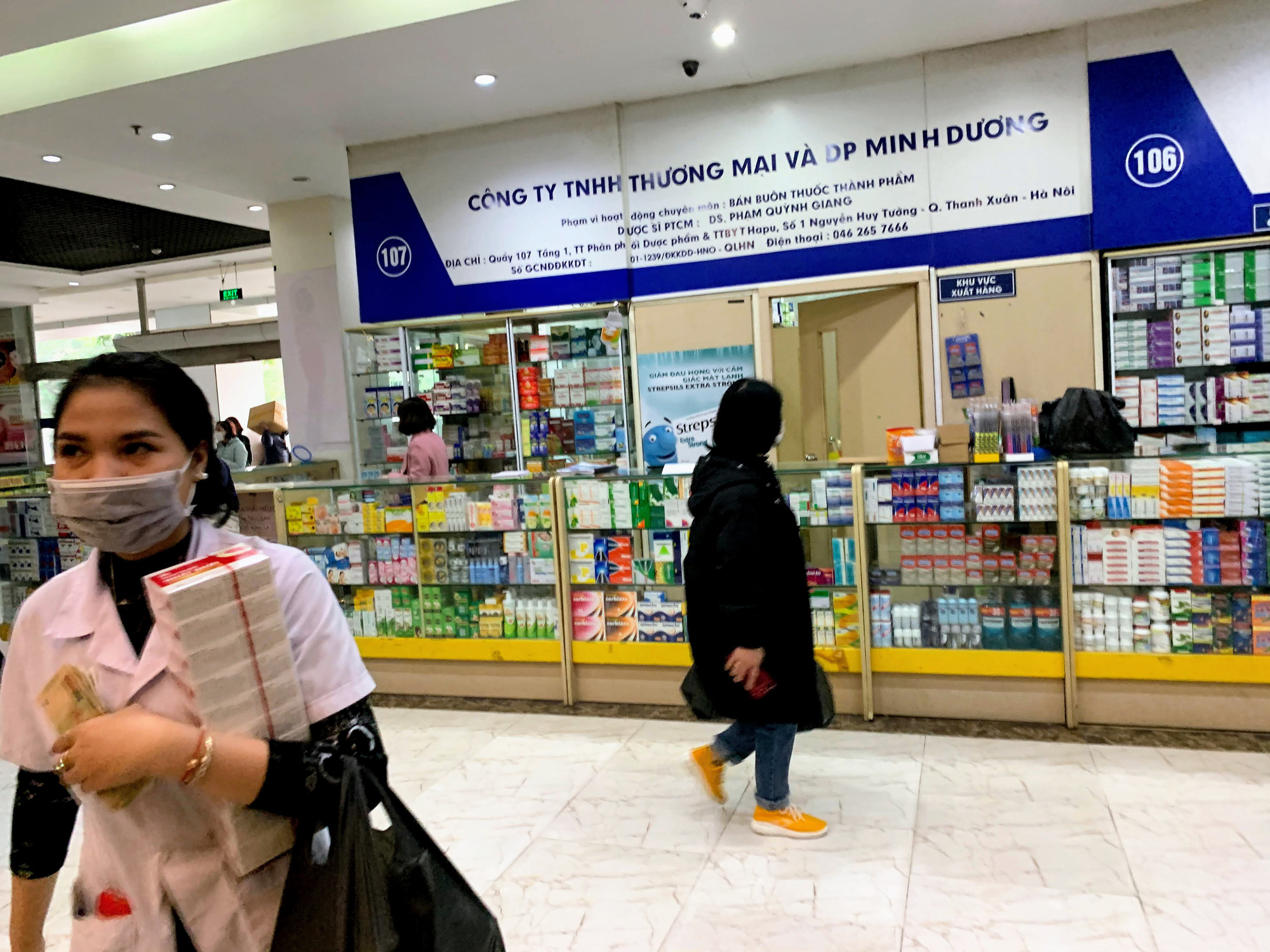 Cục trưởng Cục quản lí thị trường Hà Nội: Sẽ xử lí vụ việc chợ thuốc Hapulico đồng loạt treo biển ‘không bán khẩu trang, nước rửa tay, miễn hỏi’ - Ảnh 3. Cục trưởng Cục quản lí thị trường Hà Nội: Sẽ xử lí vụ việc chợ thuốc Hapulico đồng loạt treo biển ‘không bán khẩu trang, nước rửa tay, miễn hỏi’ - Ảnh 3.