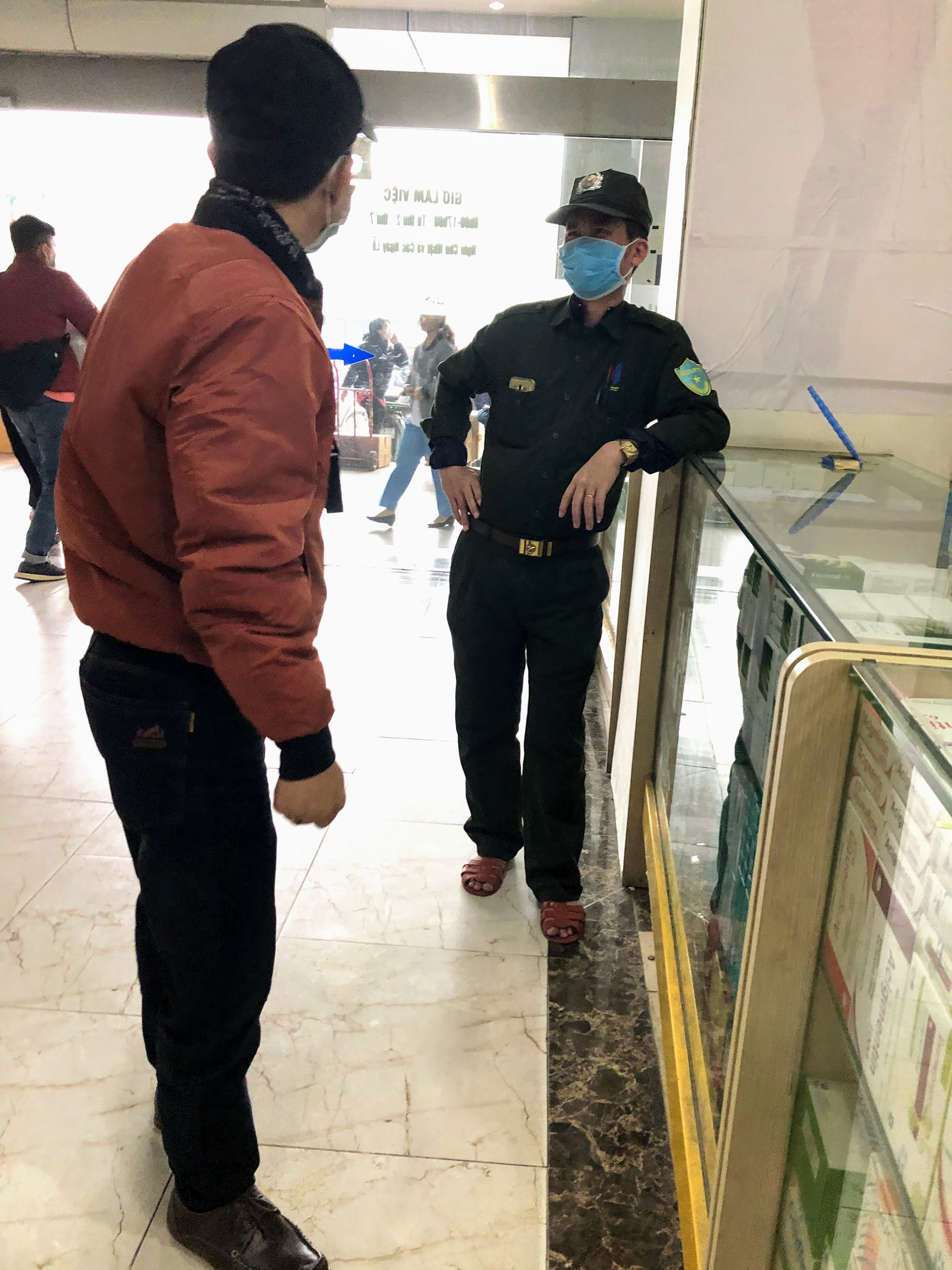 Sau khi bị xử phạt, chợ thuốc lớn nhất miền Bắc đồng loạt treo biển: ‘Dừng bán khẩu trang, miễn hỏi’ - Ảnh 3. Sau khi bị xử phạt, chợ thuốc lớn nhất miền Bắc đồng loạt treo biển: ‘Dừng bán khẩu trang, miễn hỏi’ - Ảnh 3.