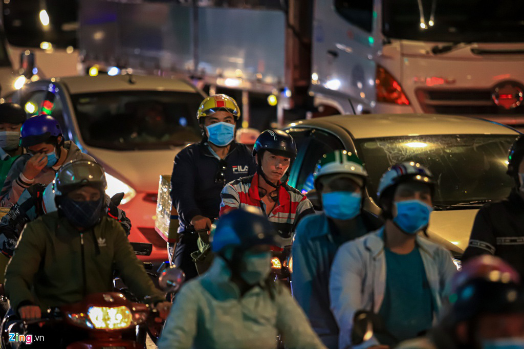 Cửa ngõ cao tốc TPHCM - Trung Lương ùn tắc trong đêm - Ảnh 7. Cửa ngõ cao tốc TPHCM - Trung Lương ùn tắc trong đêm - Ảnh 7.