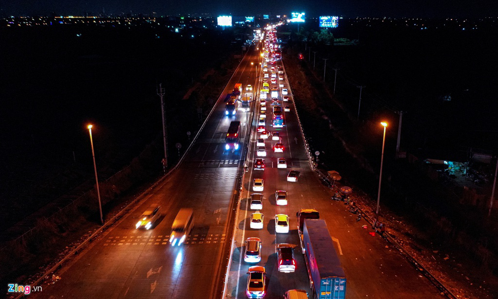 Cửa ngõ cao tốc TPHCM - Trung Lương ùn tắc trong đêm - Ảnh 1. Cửa ngõ cao tốc TPHCM - Trung Lương ùn tắc trong đêm - Ảnh 1.
