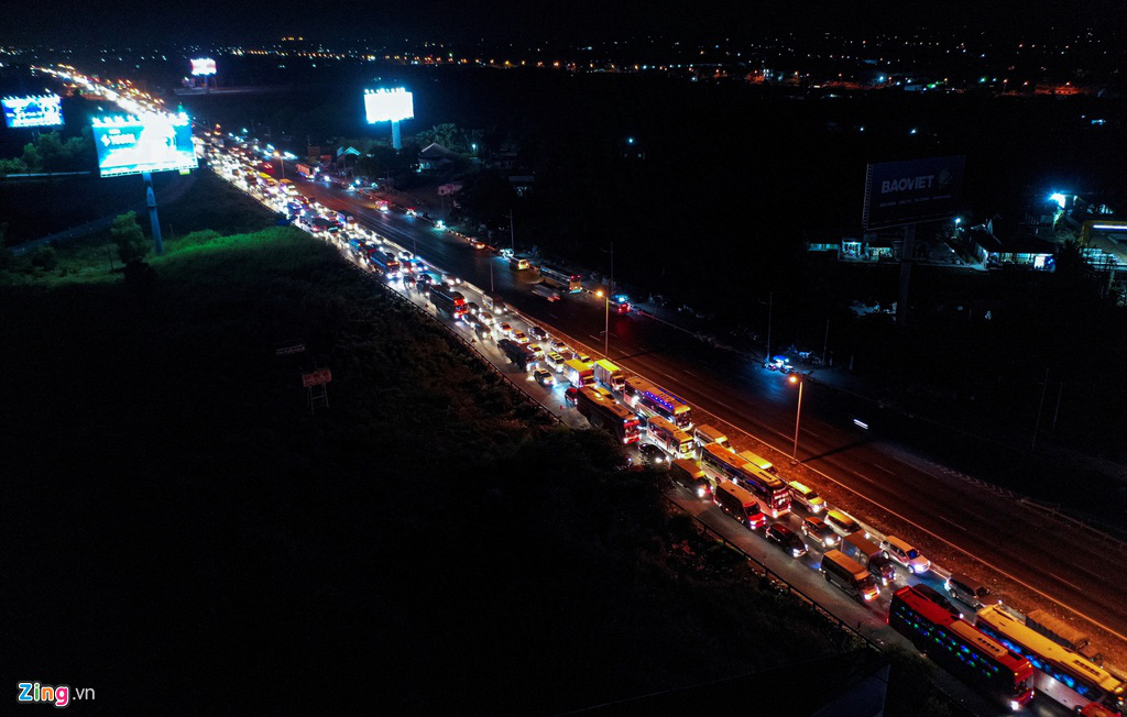 Cửa ngõ cao tốc TPHCM - Trung Lương ùn tắc trong đêm - Ảnh 3. Cửa ngõ cao tốc TPHCM - Trung Lương ùn tắc trong đêm - Ảnh 3.