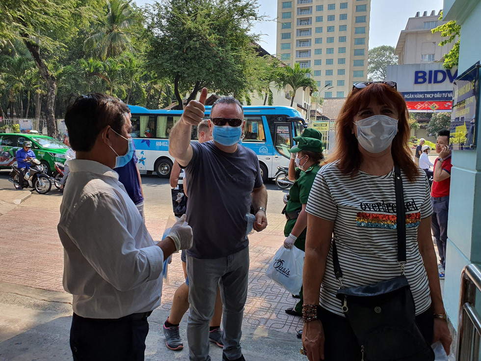 Khách Tây, người Sài Gòn bất ngờ được phát khẩu trang y tế miễn phí tận tay - Ảnh 6.