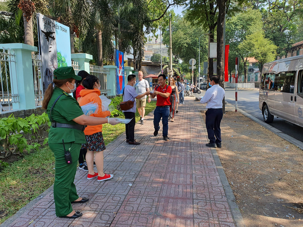 Khách Tây, người Sài Gòn bất ngờ được phát khẩu trang y tế miễn phí tận tay - Ảnh 4.