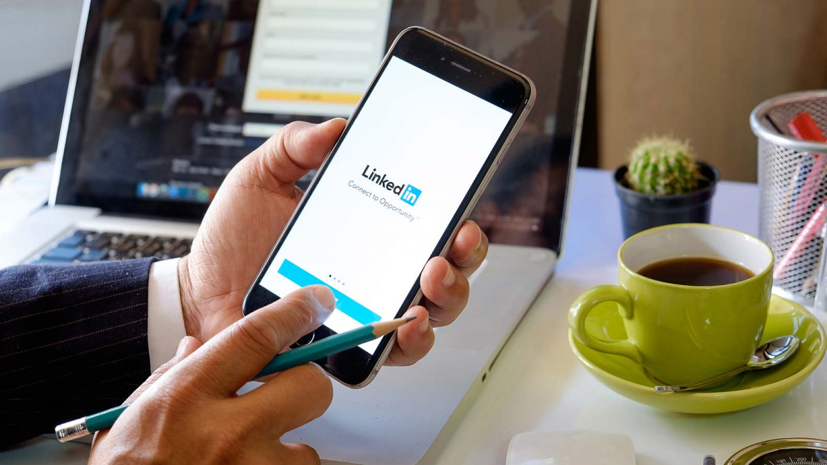 Mẹo thu hút sự chú ý của nhà tuyển dụng trên ứng dụng việc làm online LinkedIn - Ảnh 1. Meo-tro-thanh-ung-vien-sang-gia-tren-ung-dung-viec-lam-online-LinkedIn-1