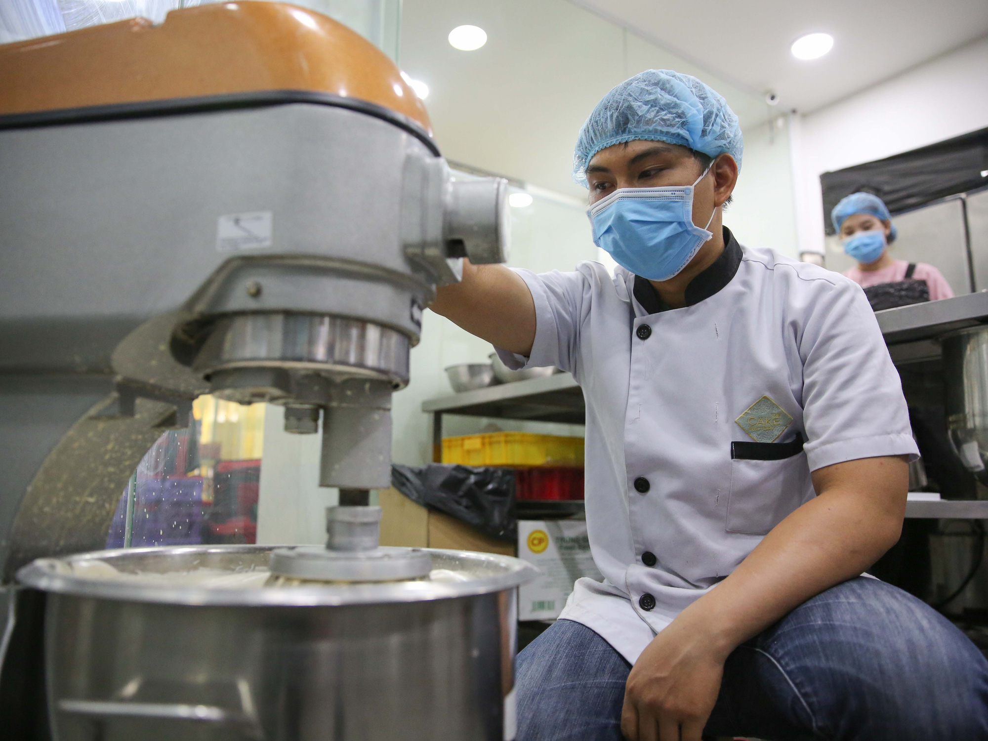 Bánh hũ vàng giá bạc triệu trong ngày vía Thần Tài - Ảnh 9. Bánh hũ vàng giá bạc triệu trong ngày vía Thần Tài - Ảnh 9.