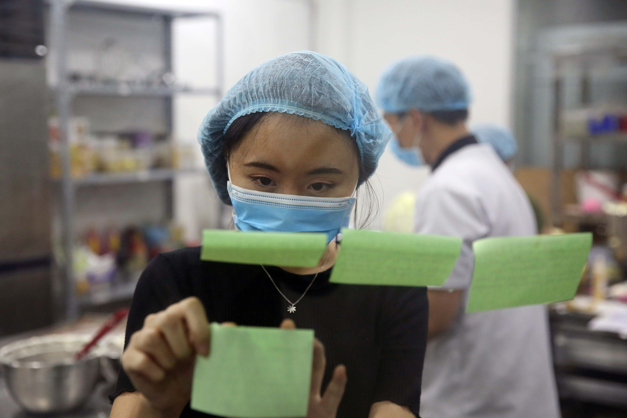 Bánh hũ vàng giá bạc triệu trong ngày vía Thần Tài - Ảnh 8. Bánh hũ vàng giá bạc triệu trong ngày vía Thần Tài - Ảnh 8.