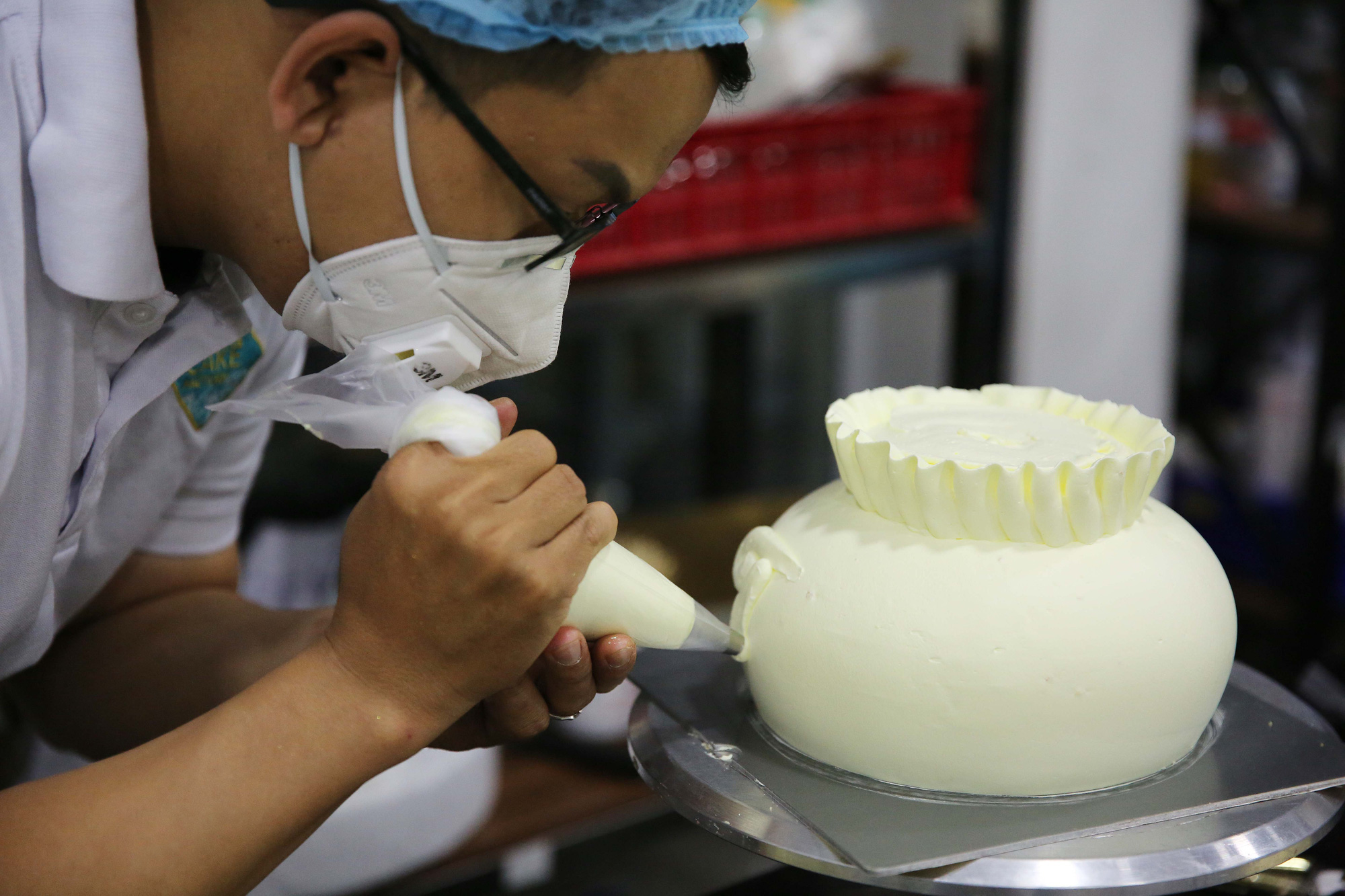 Bánh hũ vàng giá bạc triệu trong ngày vía Thần Tài - Ảnh 4. Bánh hũ vàng giá bạc triệu trong ngày vía Thần Tài - Ảnh 4.