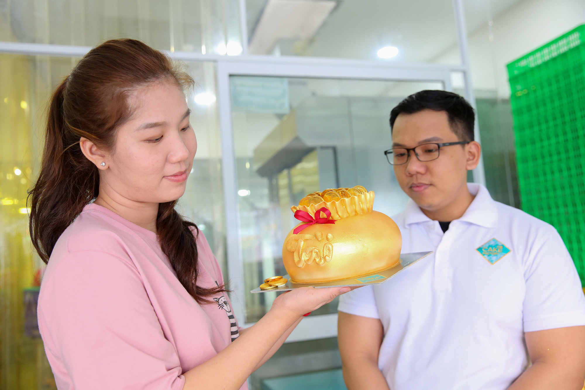 Bánh hũ vàng giá bạc triệu trong ngày vía Thần Tài - Ảnh 10. Bánh hũ vàng giá bạc triệu trong ngày vía Thần Tài - Ảnh 10.