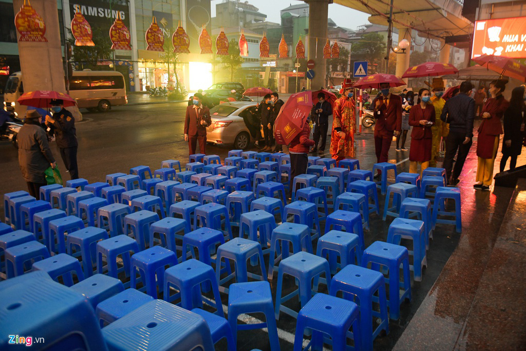 Nhân viên y tế trực ở cửa hàng vàng ngày vía Thần Tài - Ảnh 7. Nhân viên y tế trực ở cửa hàng vàng ngày vía Thần Tài - Ảnh 7.