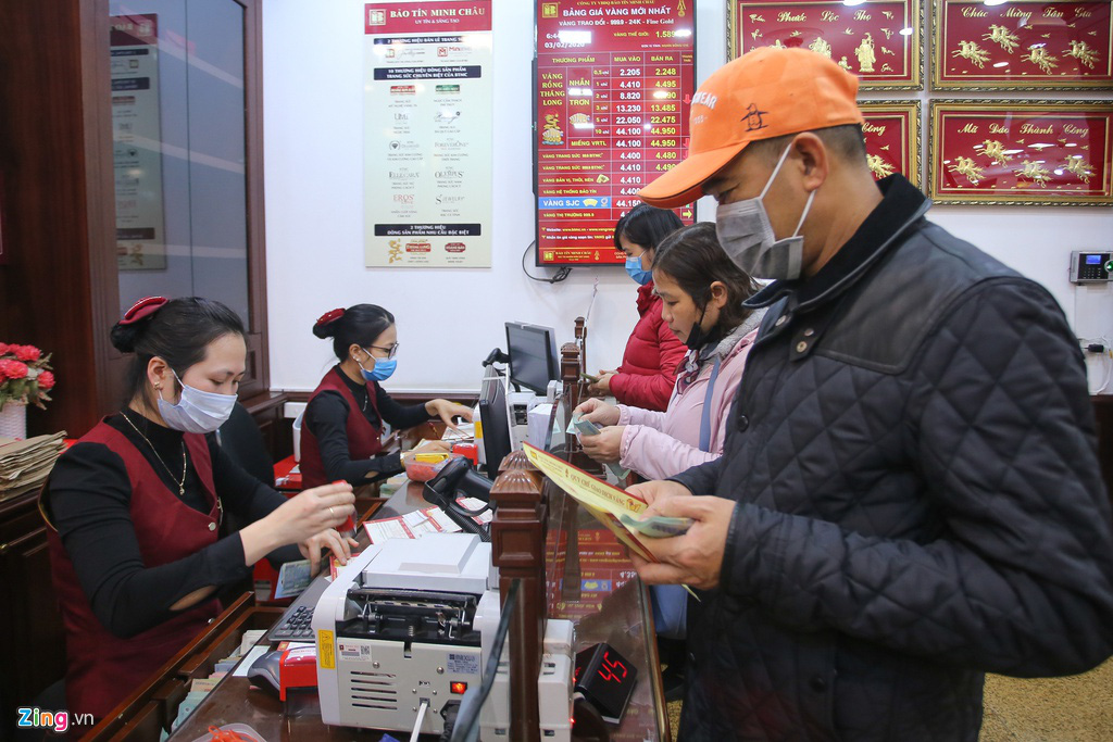 Nhân viên y tế trực ở cửa hàng vàng ngày vía Thần Tài - Ảnh 11. Nhân viên y tế trực ở cửa hàng vàng ngày vía Thần Tài - Ảnh 11.