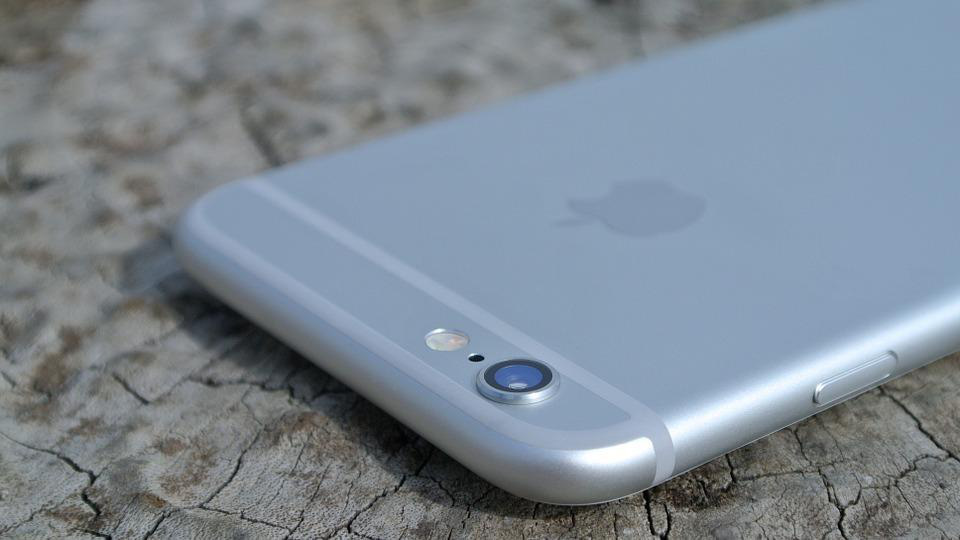 Apple 'học theo' Sony trang bị cảm biến vân tay cho iPhone 9 bên cạnh máy - Ảnh 1.