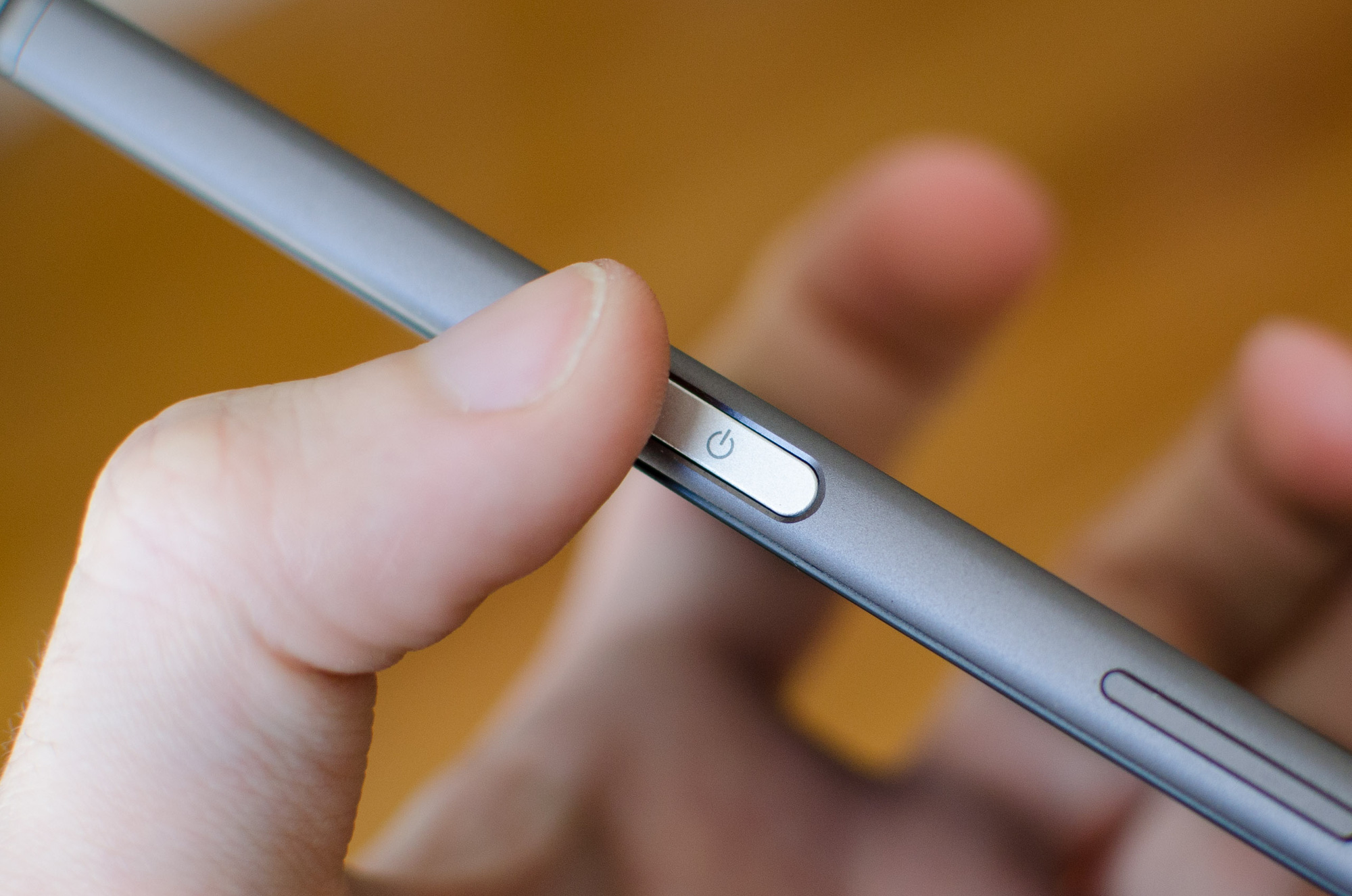 Apple 'học theo' Sony trang bị cảm biến vân tay cho iPhone 9 bên cạnh máy - Ảnh 2.