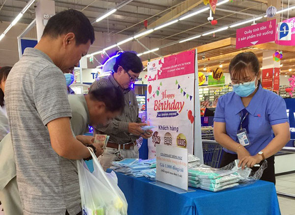 Khẩu trang phòng dịch viêm phổi vẫn bị hét giá, siêu thị, doanh nghiệp lớn chạy đua tìm nguồn cung - Ảnh 5. Khẩu trang phòng dịch viêm phổi vẫn bị hét giá, siêu thị, doanh nghiệp lớn chạy đua tìm nguồn cung - Ảnh 5.