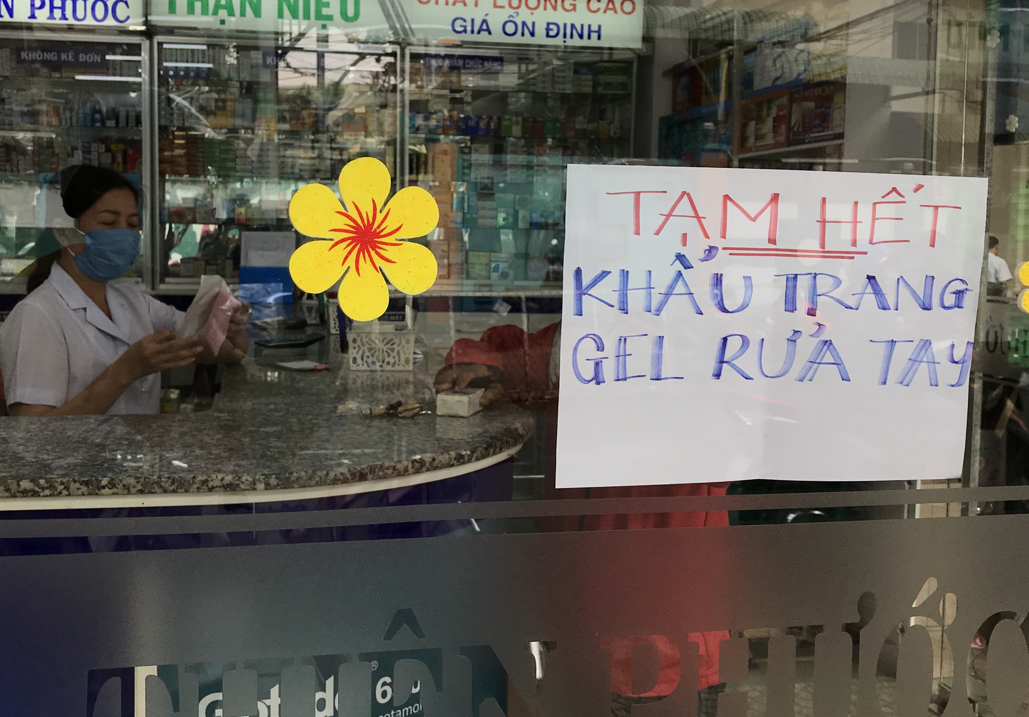 Dẹp loạn nhà thuốc thổi giá, siêu thị, doanh nghiệp lớn cùng bán hàng chục triệu khẩu trang 35.000 đồng/hộp - Ảnh 3. Dẹp loạn nhà thuốc thổi giá, siêu thị, doanh nghiệp lớn cùng bán hàng chục triệu khẩu trang 35.000 đồng/hộp - Ảnh 3.