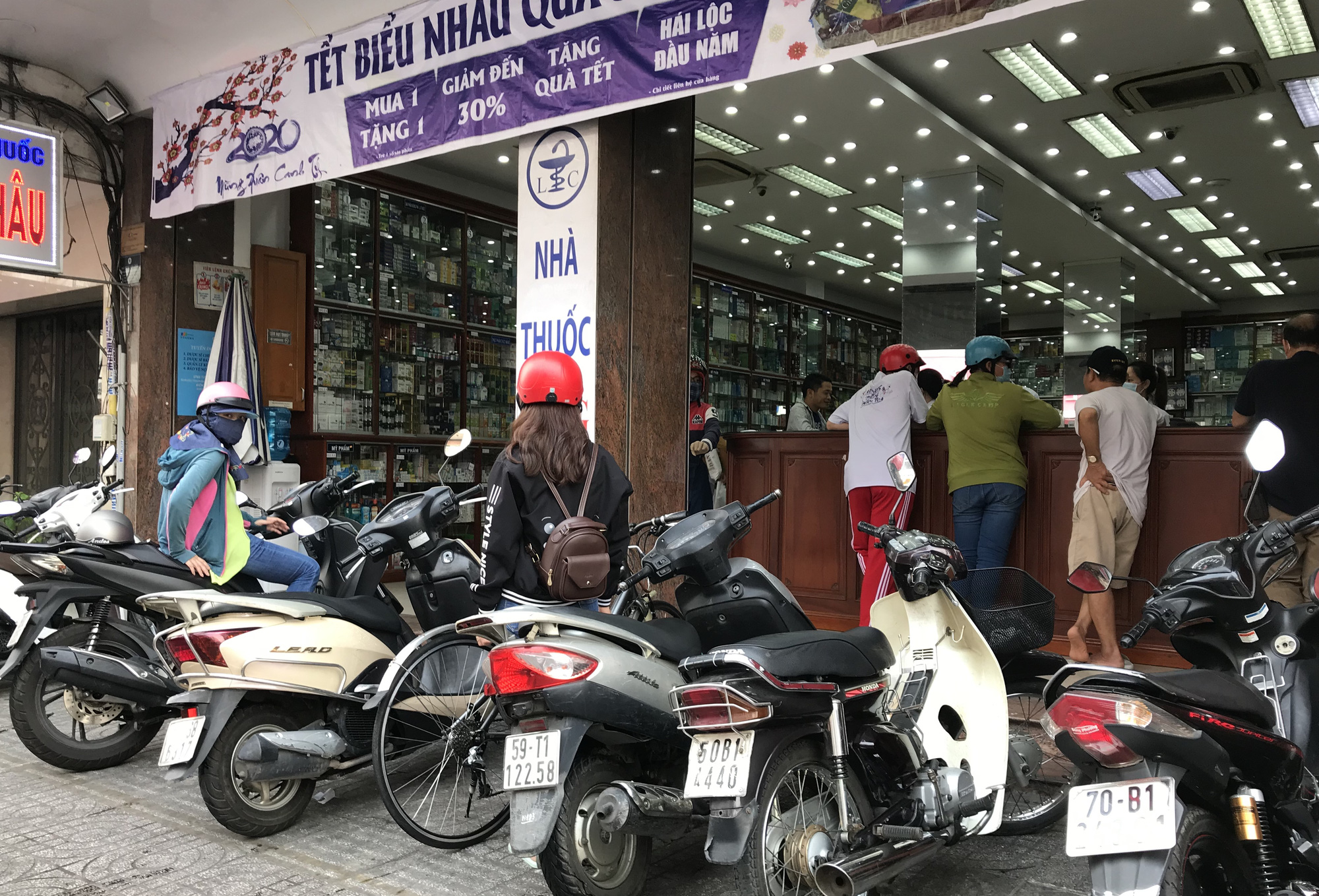 Dẹp loạn nhà thuốc thổi giá, siêu thị, doanh nghiệp lớn cùng bán hàng chục triệu khẩu trang 35.000 đồng/hộp - Ảnh 4. Dẹp loạn nhà thuốc thổi giá, siêu thị, doanh nghiệp lớn cùng bán hàng chục triệu khẩu trang 35.000 đồng/hộp - Ảnh 4.