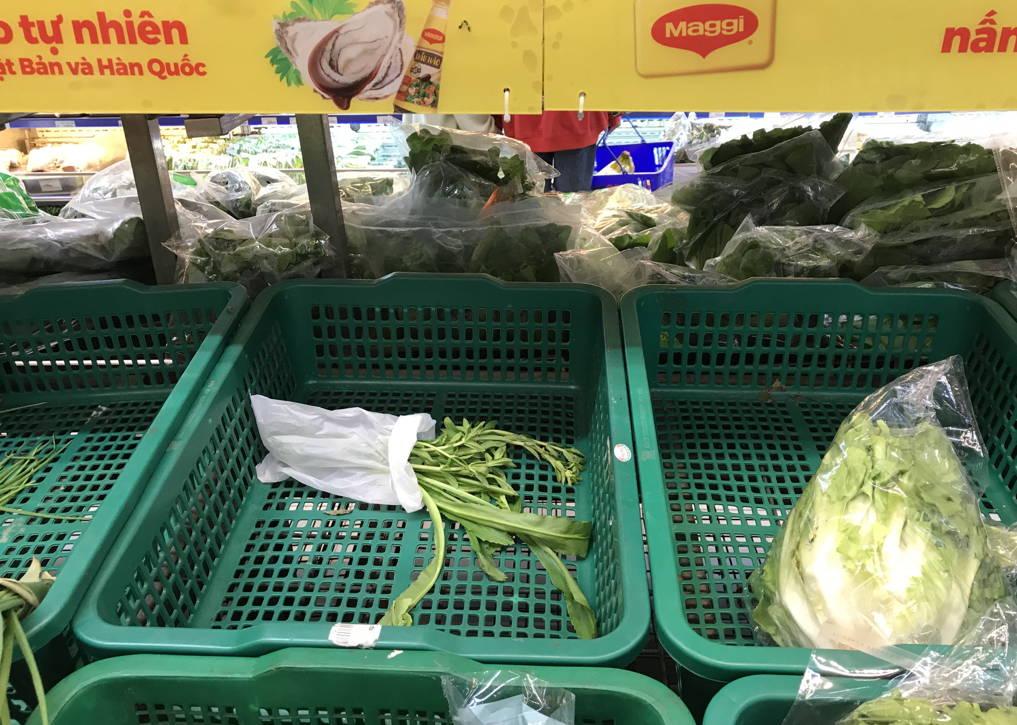 Người tiêu dùng gom sạch rau xanh, mì gói tại siêu thị từ sáng sớm - Ảnh 2. Người tiêu dùng gom sạch rau xanh, mì gói tại siêu thị từ sáng sớm - Ảnh 2.