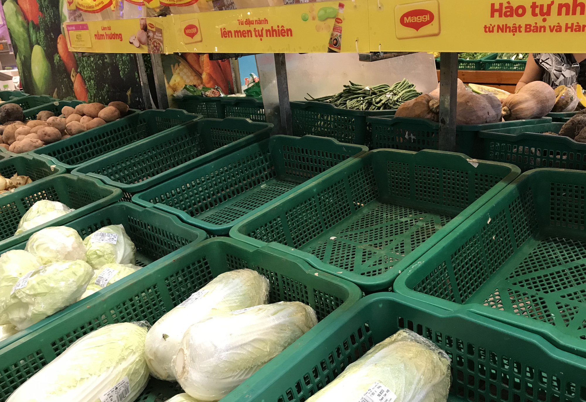 Quầy rau xanh, mì gói tại siêu thị hết từ sáng sớm vì virus corona - Ảnh 1. Quầy rau xanh, mì gói tại siêu thị hết từ sáng sớm vì virus corona - Ảnh 1.