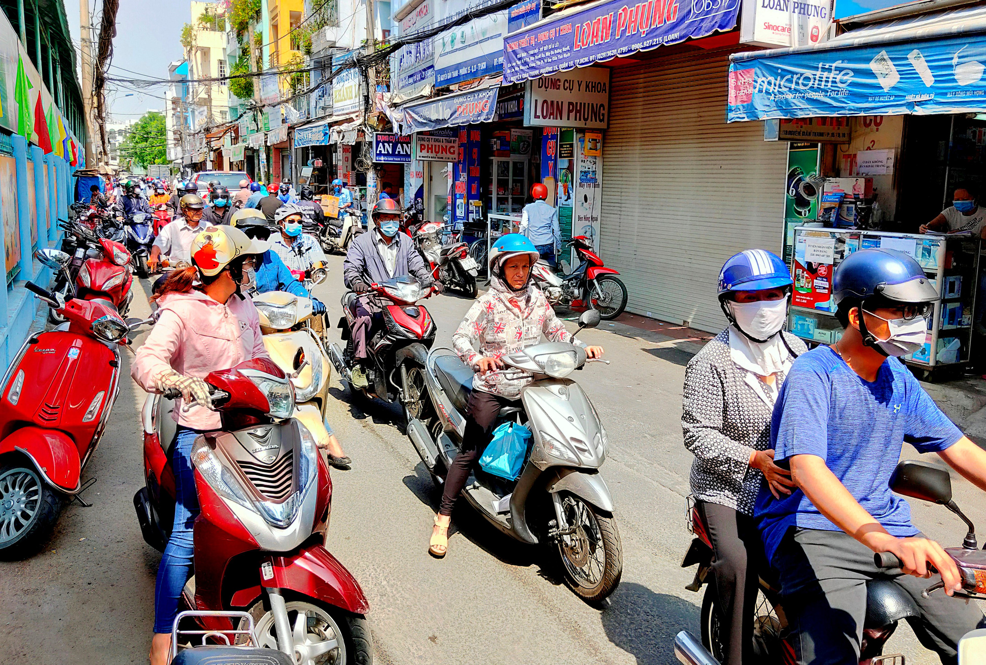 Đỏ mắt tìm mua khẩu trang ở chợ thuốc tây lớn nhất TP HCM - Ảnh 1. Đỏ mắt tìm mua khẩu trang ở chợ thuốc tây lớn nhất TP HCM - Ảnh 1.