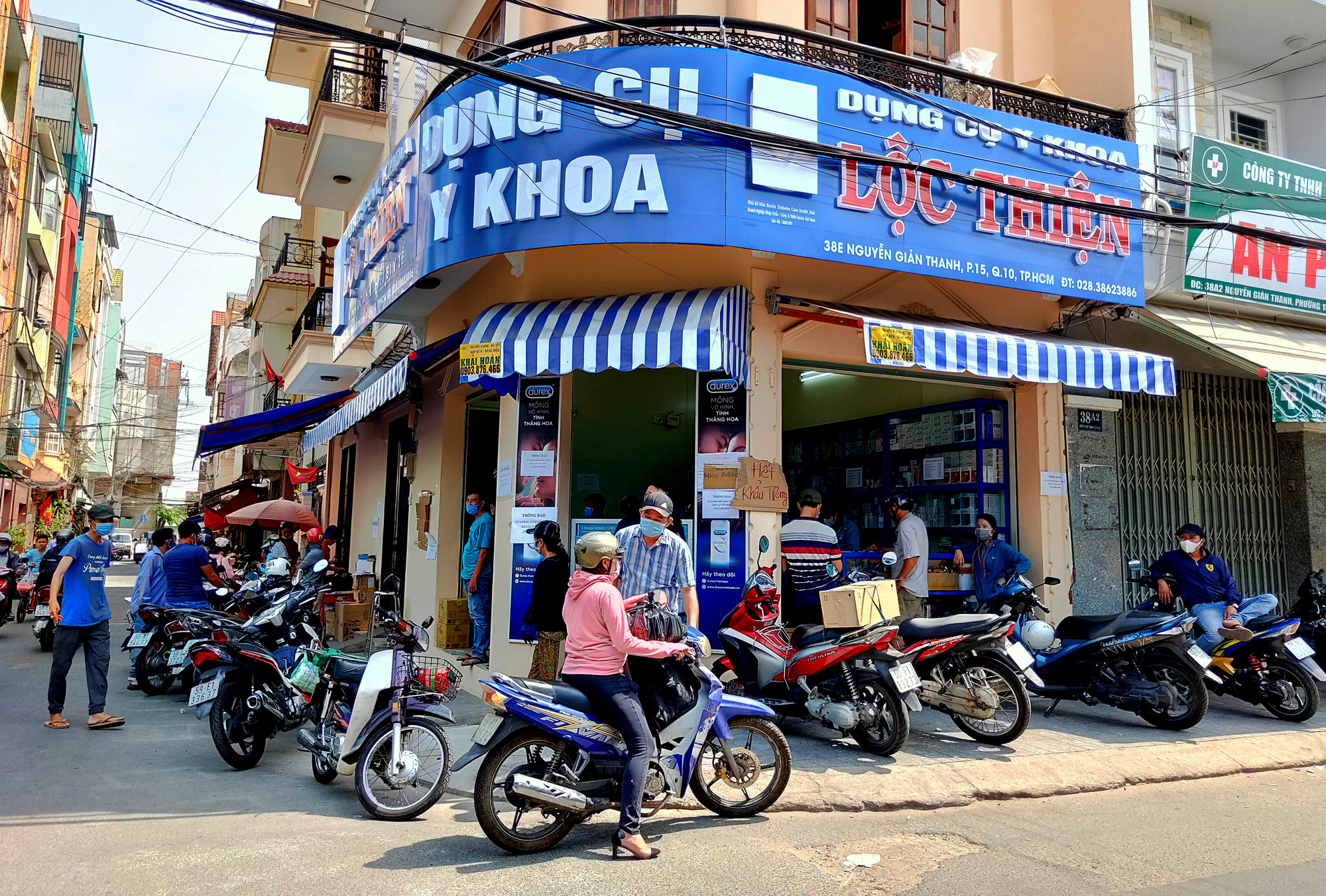 Đỏ mắt tìm mua khẩu trang ở chợ thuốc tây lớn nhất TP HCM - Ảnh 7. Đỏ mắt tìm mua khẩu trang ở chợ thuốc tây lớn nhất TP HCM - Ảnh 7.