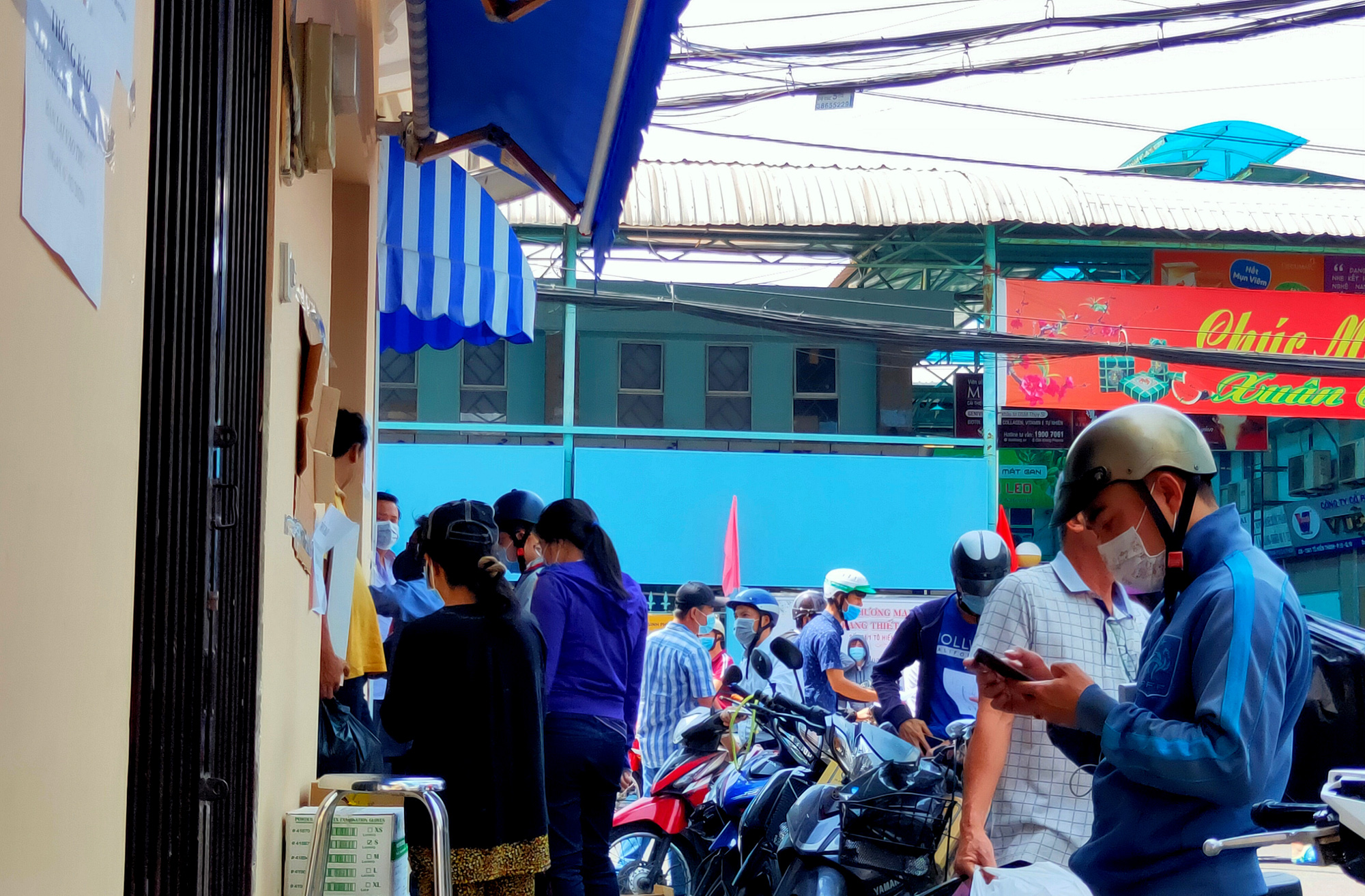 Đỏ mắt tìm mua khẩu trang ở chợ thuốc tây lớn nhất TP HCM - Ảnh 9. Đỏ mắt tìm mua khẩu trang ở chợ thuốc tây lớn nhất TP HCM - Ảnh 9.
