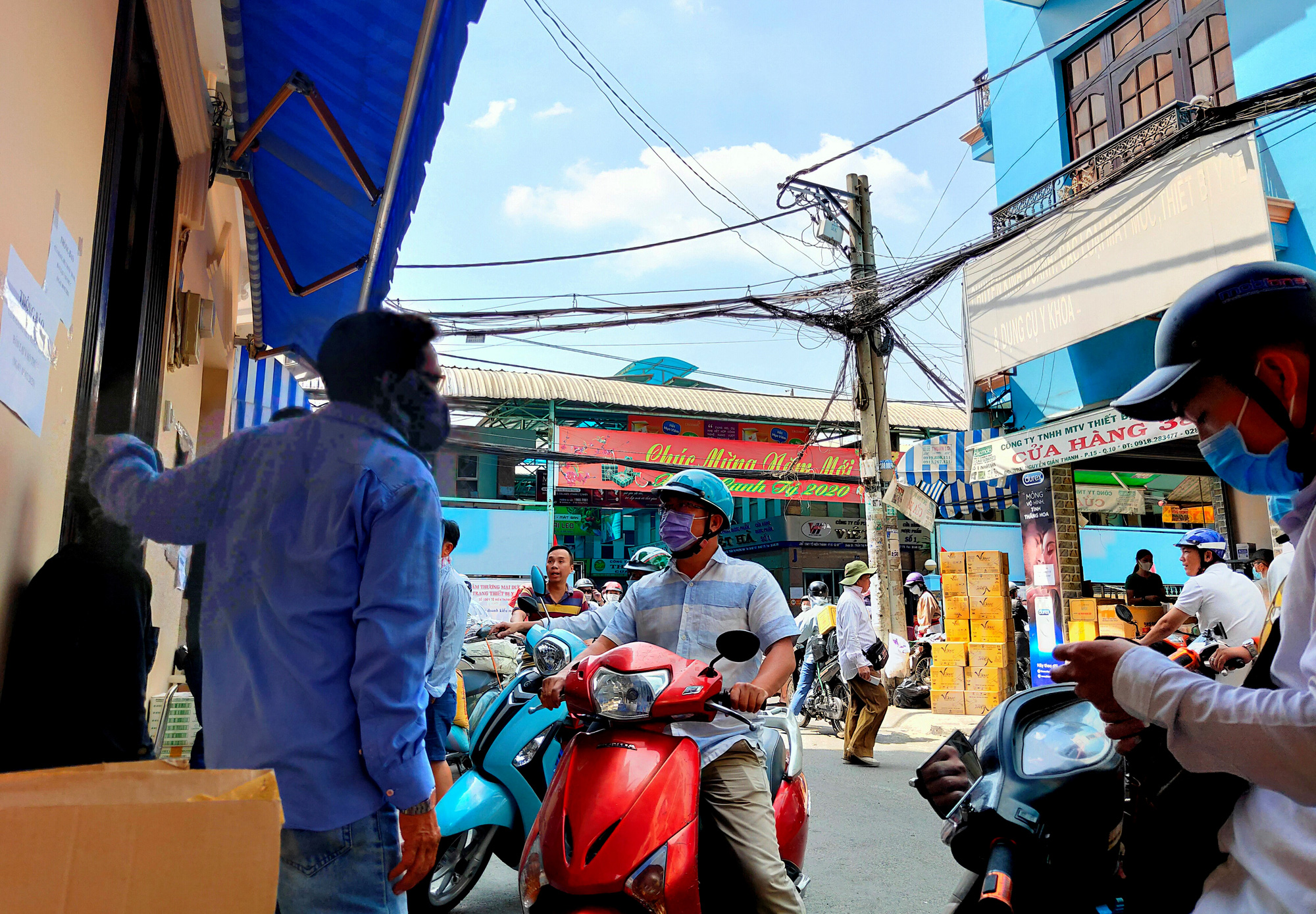 Đỏ mắt tìm mua khẩu trang ở chợ thuốc tây lớn nhất TP HCM - Ảnh 10. Đỏ mắt tìm mua khẩu trang ở chợ thuốc tây lớn nhất TP HCM - Ảnh 10.