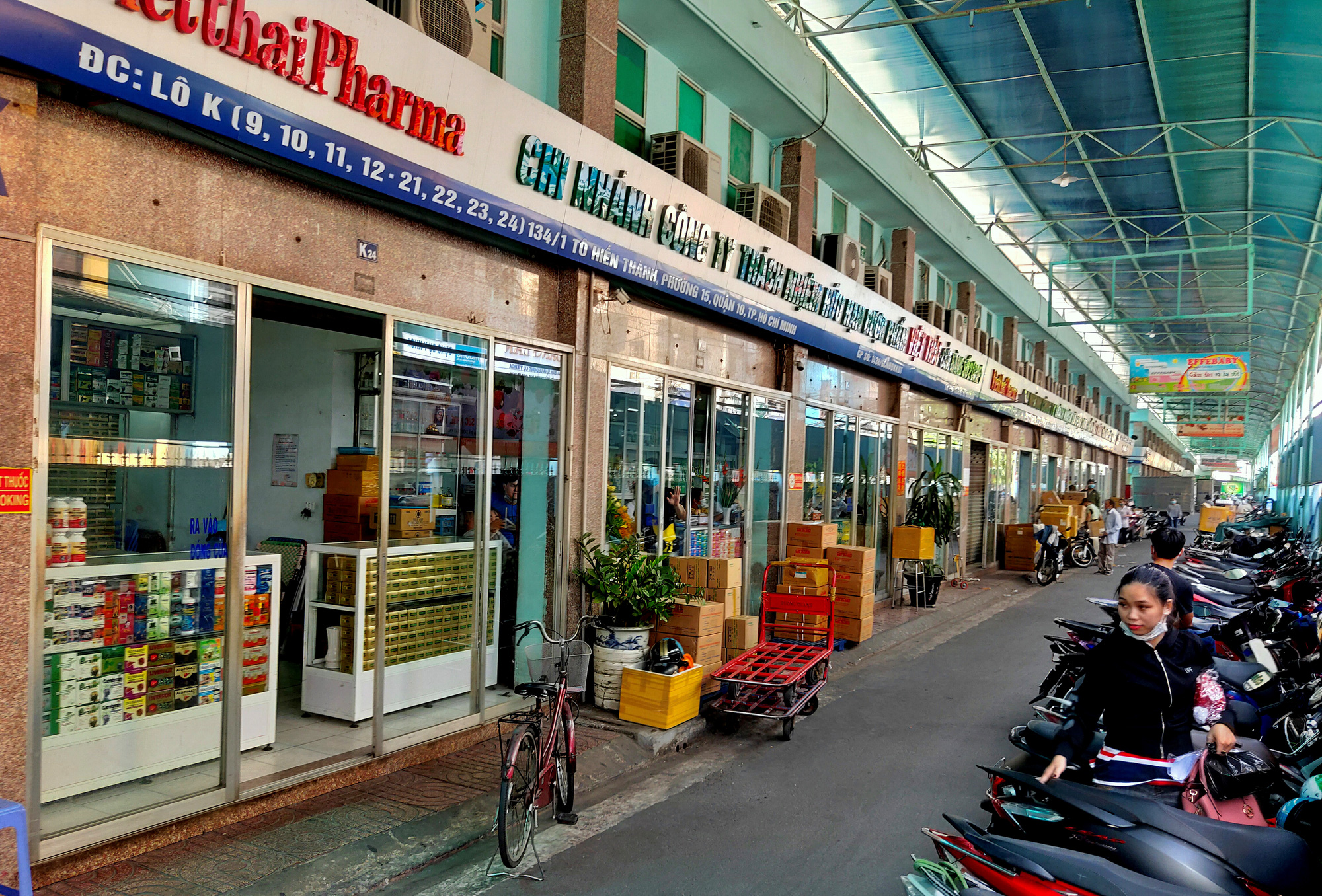 Đỏ mắt tìm mua khẩu trang ở chợ thuốc tây lớn nhất TP HCM - Ảnh 12. Đỏ mắt tìm mua khẩu trang ở chợ thuốc tây lớn nhất TP HCM - Ảnh 12.